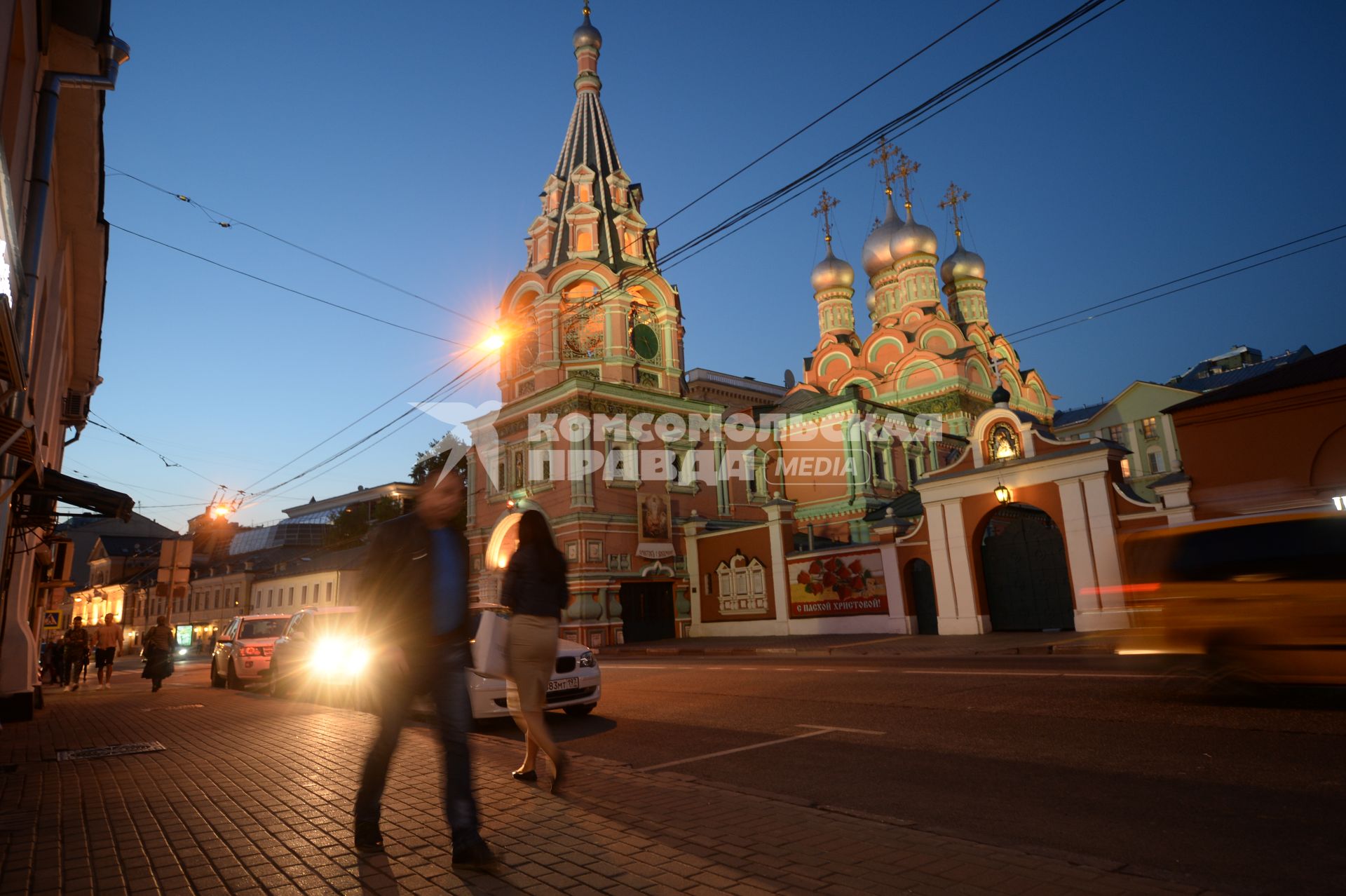 Москва.  Прохожие на   улице Большая Полянка рядом с  Храмом Святителя Григория Неокесарийского.