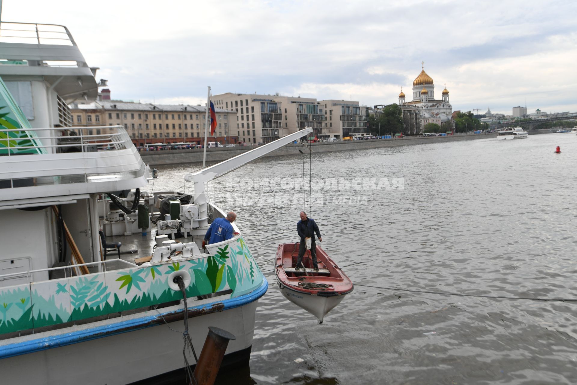 Москва.  Рабочий в лодке  поднимается на борт  теплохода `Валерий Брюсов` , на котором идет демонтаж оборудования.