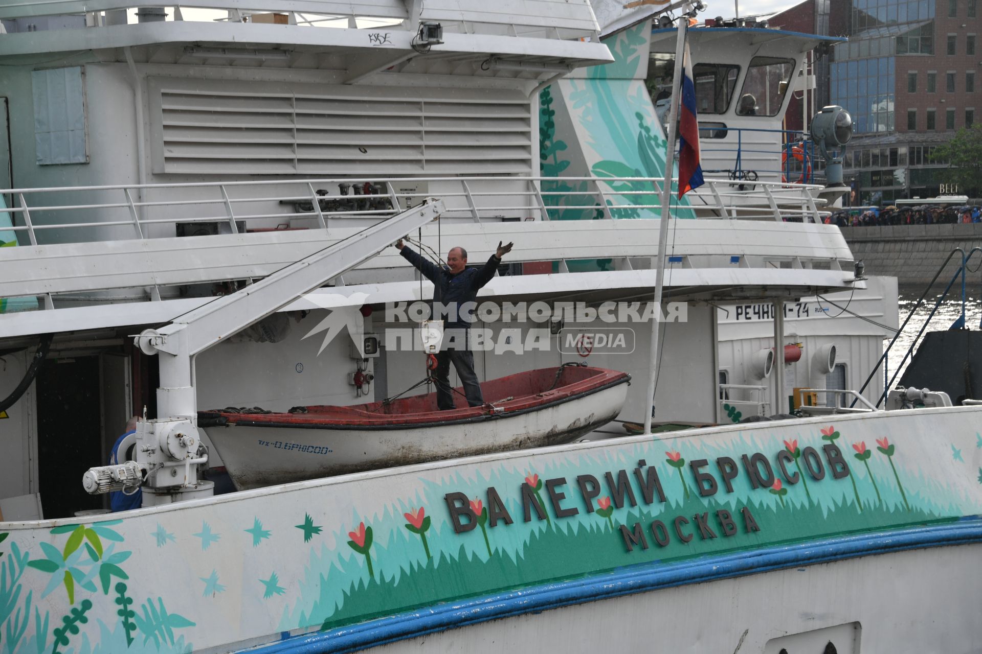 Москва.  Рабочий в лодке  на борту  теплохода `Валерий Брюсов` , на котором идет демонтаж оборудования.