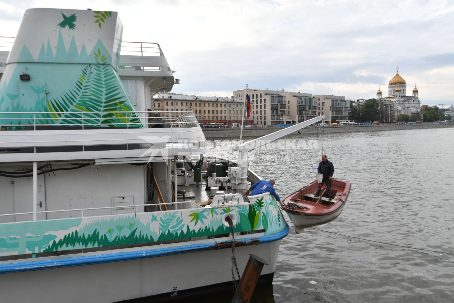 Москва.  Рабочий в лодке  поднимается на борт  теплохода `Валерий Брюсов` , на котором идет демонтаж оборудования.