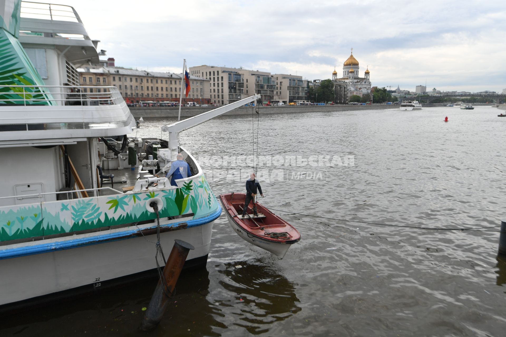 Москва.  Рабочий в лодке  поднимается на борт  теплохода `Валерий Брюсов` , на котором идет демонтаж оборудования.