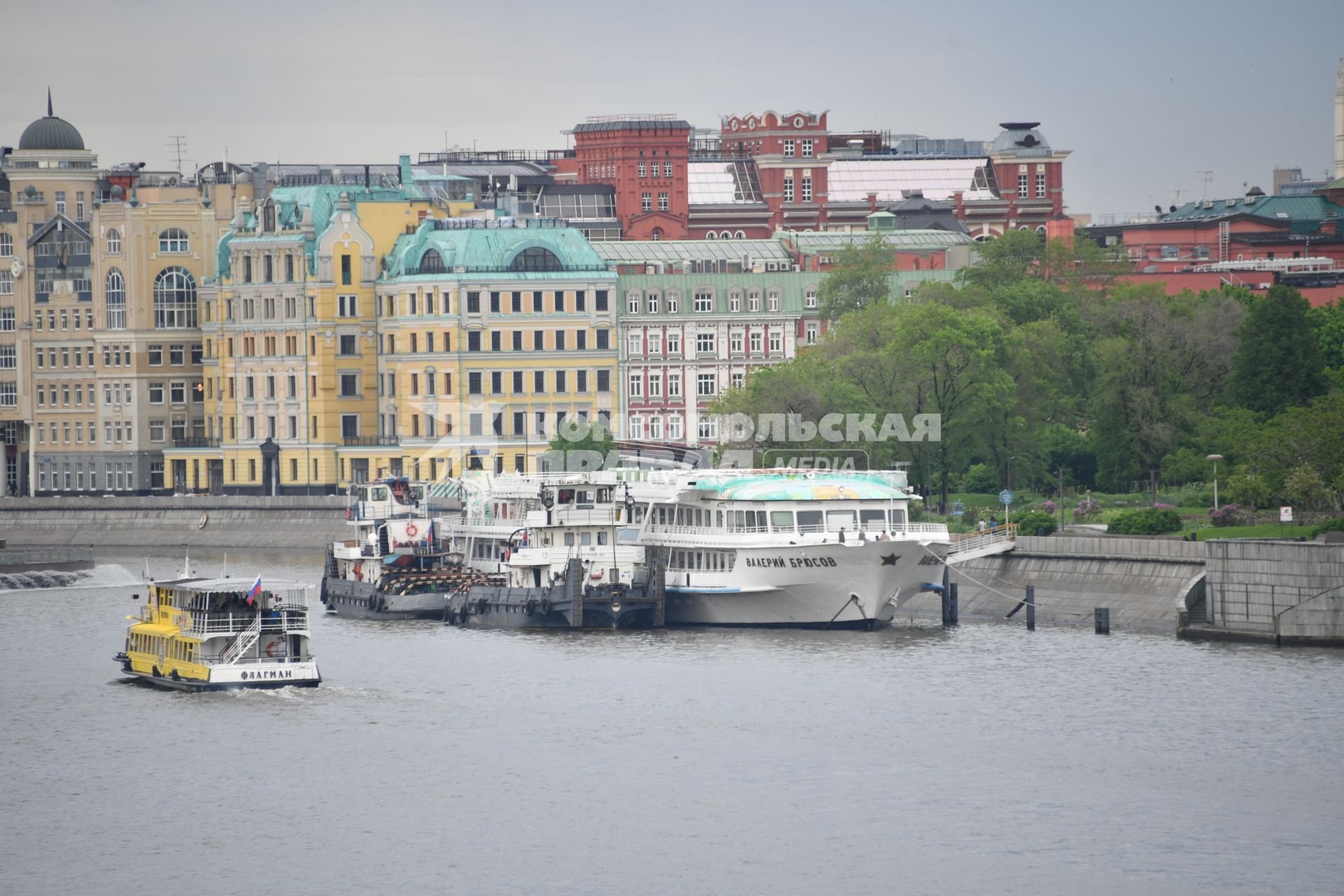 Москва.  Теплоход `Валерий Брюсов` на Крымской набережной.