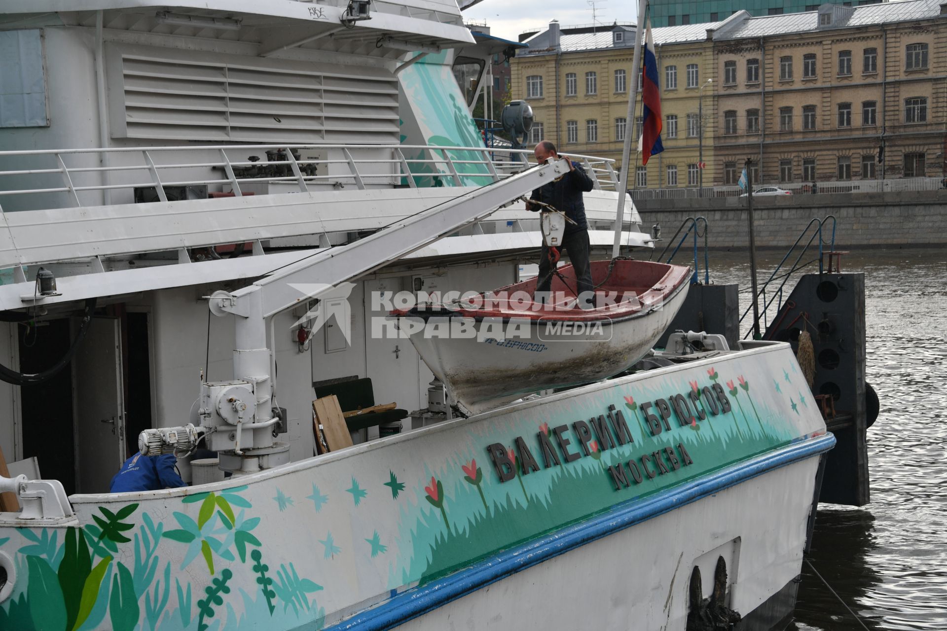 Москва.  Рабочий в лодке  поднимается на борт  теплохода `Валерий Брюсов` , на котором идет демонтаж оборудования.