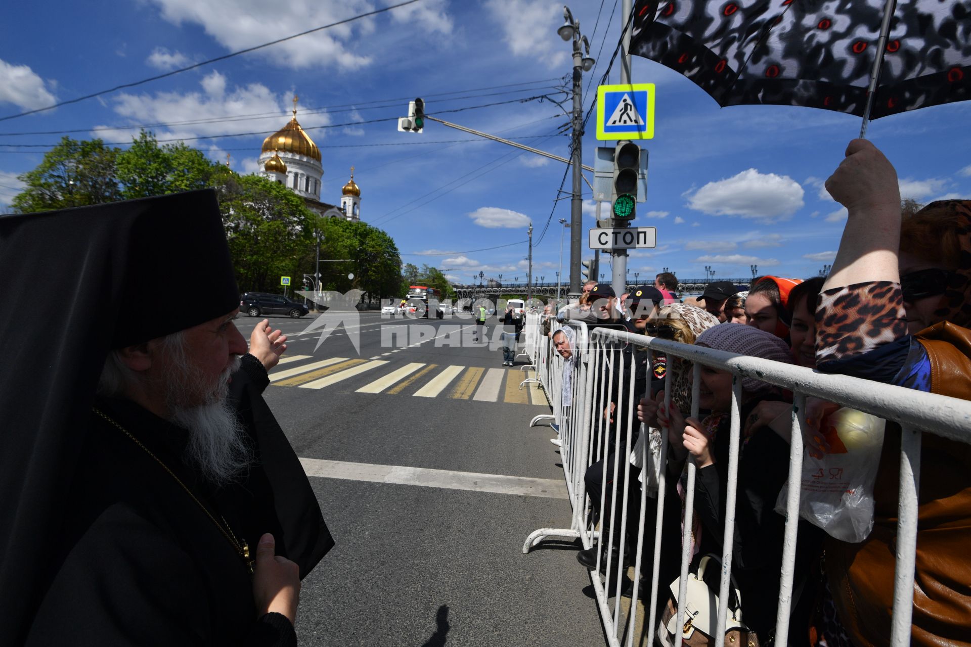 Москва. Верующие стоят в очереди на Пречистенской набережной к храму Христа Спасителя, где находится ковчег с мощами святителя Николая Чудотворца.