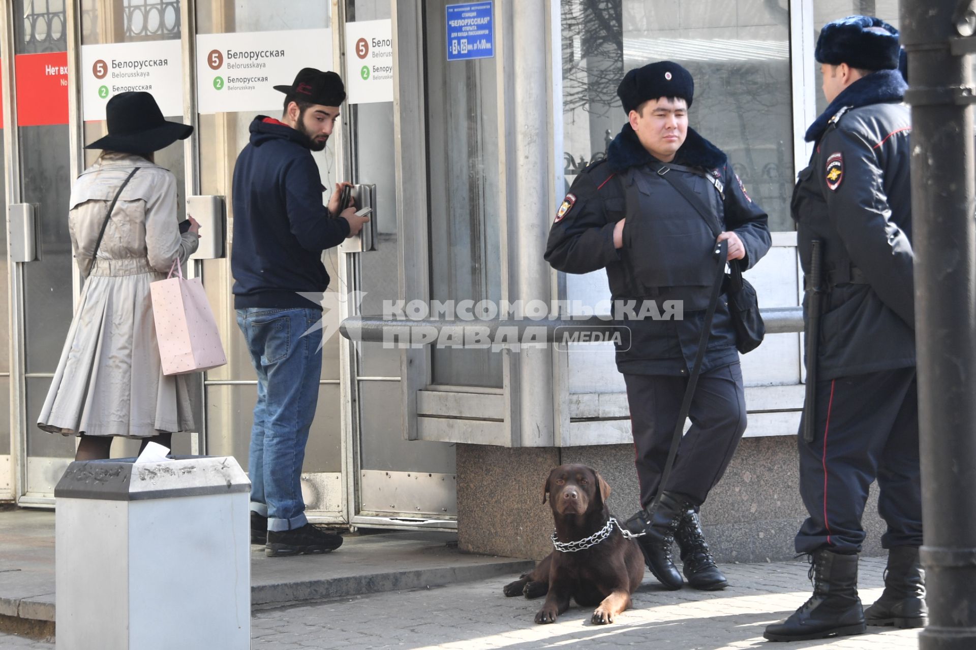 Москва. Усиление мер безопасности в московском метрополитене после взрыва в вагоне метро в Санкт-Петербурге. Сотрудник полиции с собакой возле входа на станцию метро `Белорусская`.