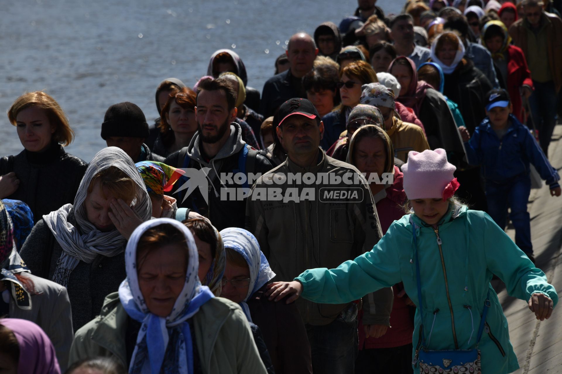 Москва. Верующие стоят в очереди на Пречистенской набережной к храму Христа Спасителя, где находится ковчег с мощами святителя Николая Чудотворца.