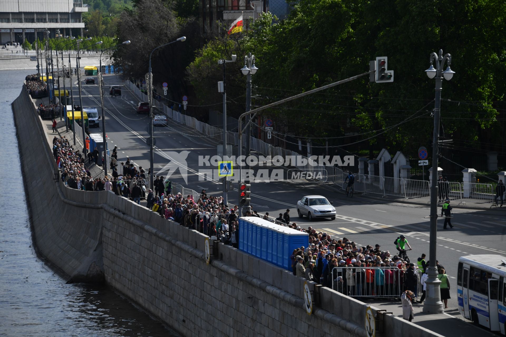 Москва. Верующие стоят в очереди на Пречистенской набережной к храму Христа Спасителя, где находится ковчег с мощами святителя Николая Чудотворца.