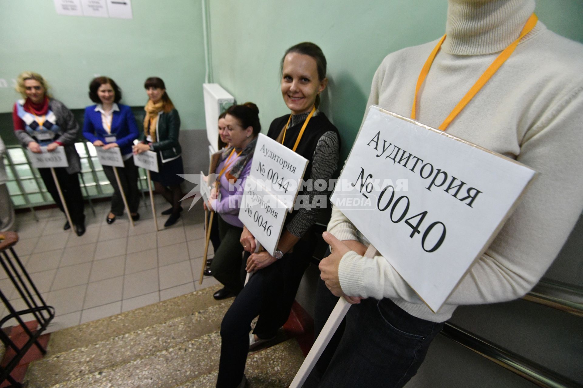 Москва. Перед  сдачей ЕГЭ (единый государственный экзамен) по профильной математике  в  школе #7  на улице Крупской .