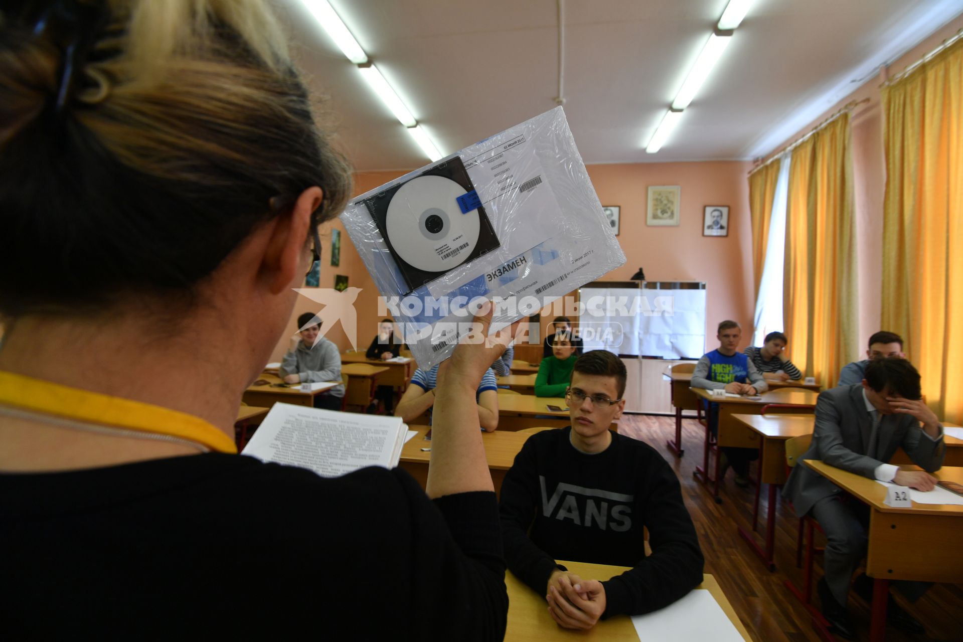 Москва. Во время сдачи ЕГЭ (единый государственный экзамен) по профильной математике  в  школе #7  на улице Крупской .