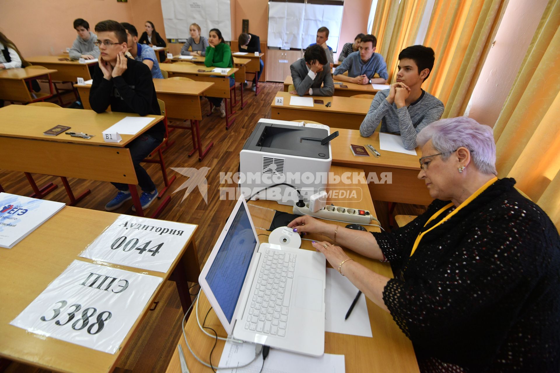 Москва. Учитель распечатывает экзаменационные листы со специального диска перед началом сдачи  ЕГЭ (единый государственный экзамен) по профильной математике  в  школе #7  на улице Крупской .