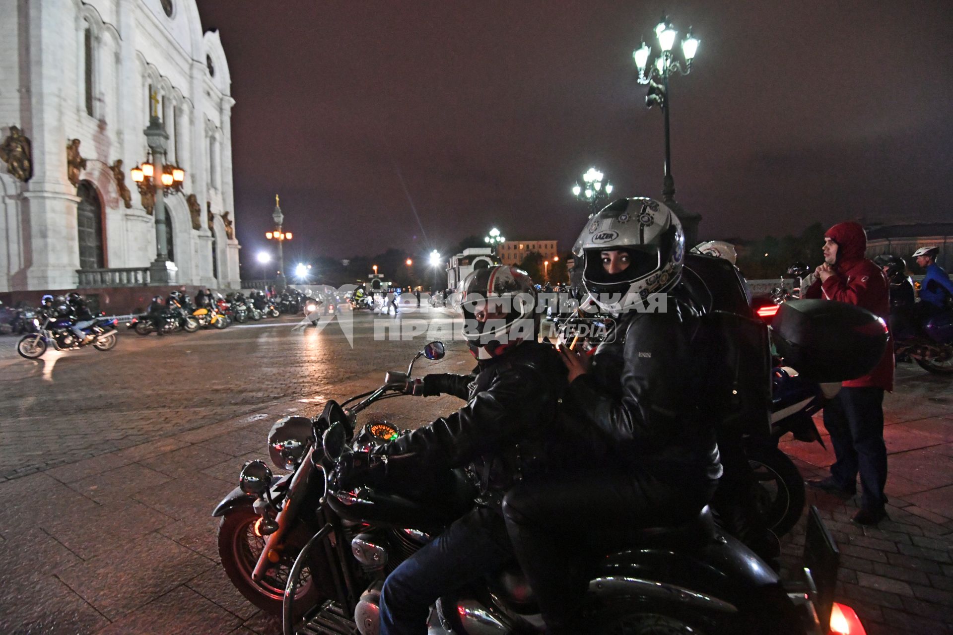 Москва.  Участники мотоклуба `Ночные волки` приехали поклониться мощам Николая Чудотворца ночью в Храм Христа Спасителя.