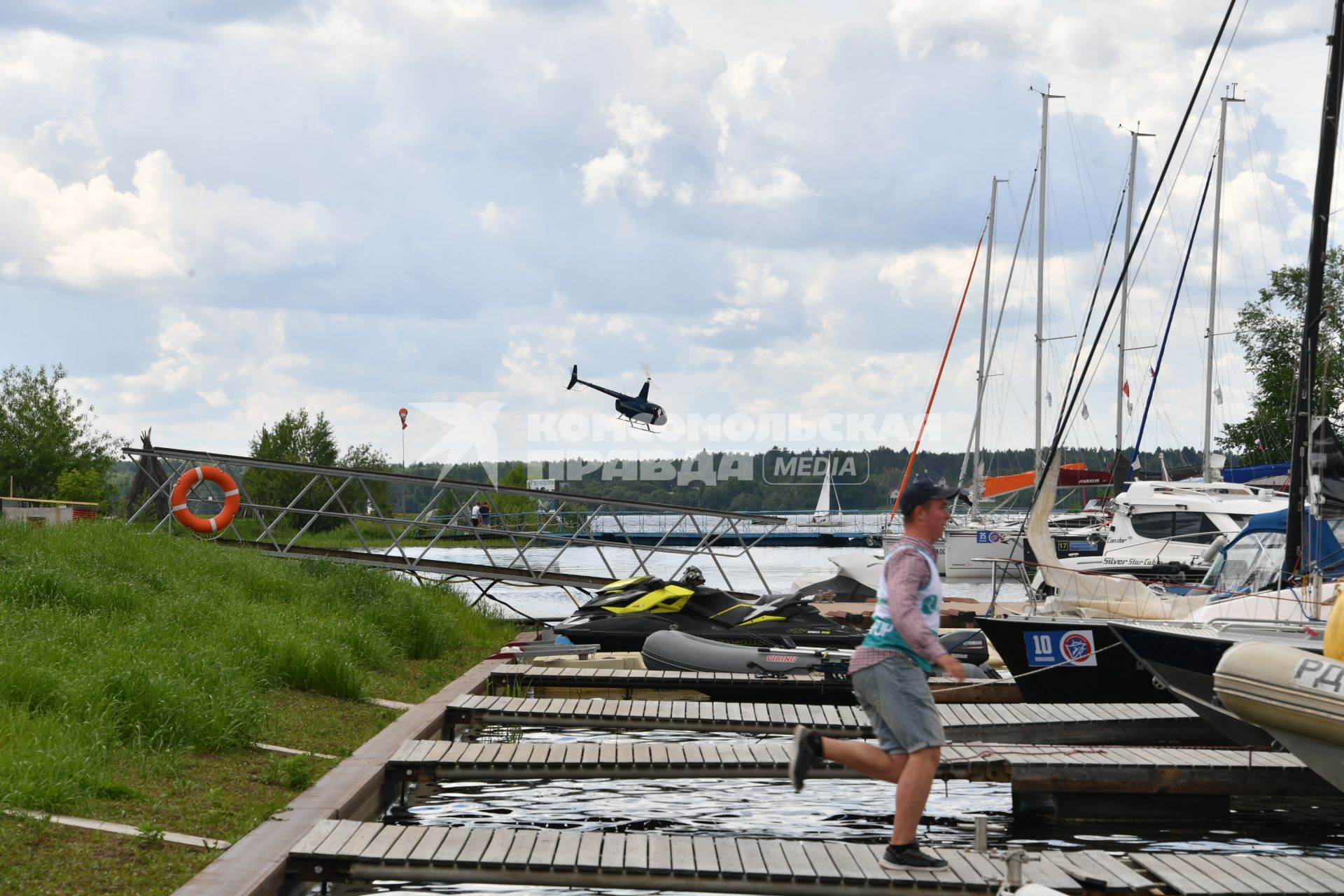 Тверская область, Конаково. Подготовка лодок  к участию в парусном фестивале `Народная регата`, который прошел в яхт-клубе Konakovo River Club на  Иваньковском водохранилище.