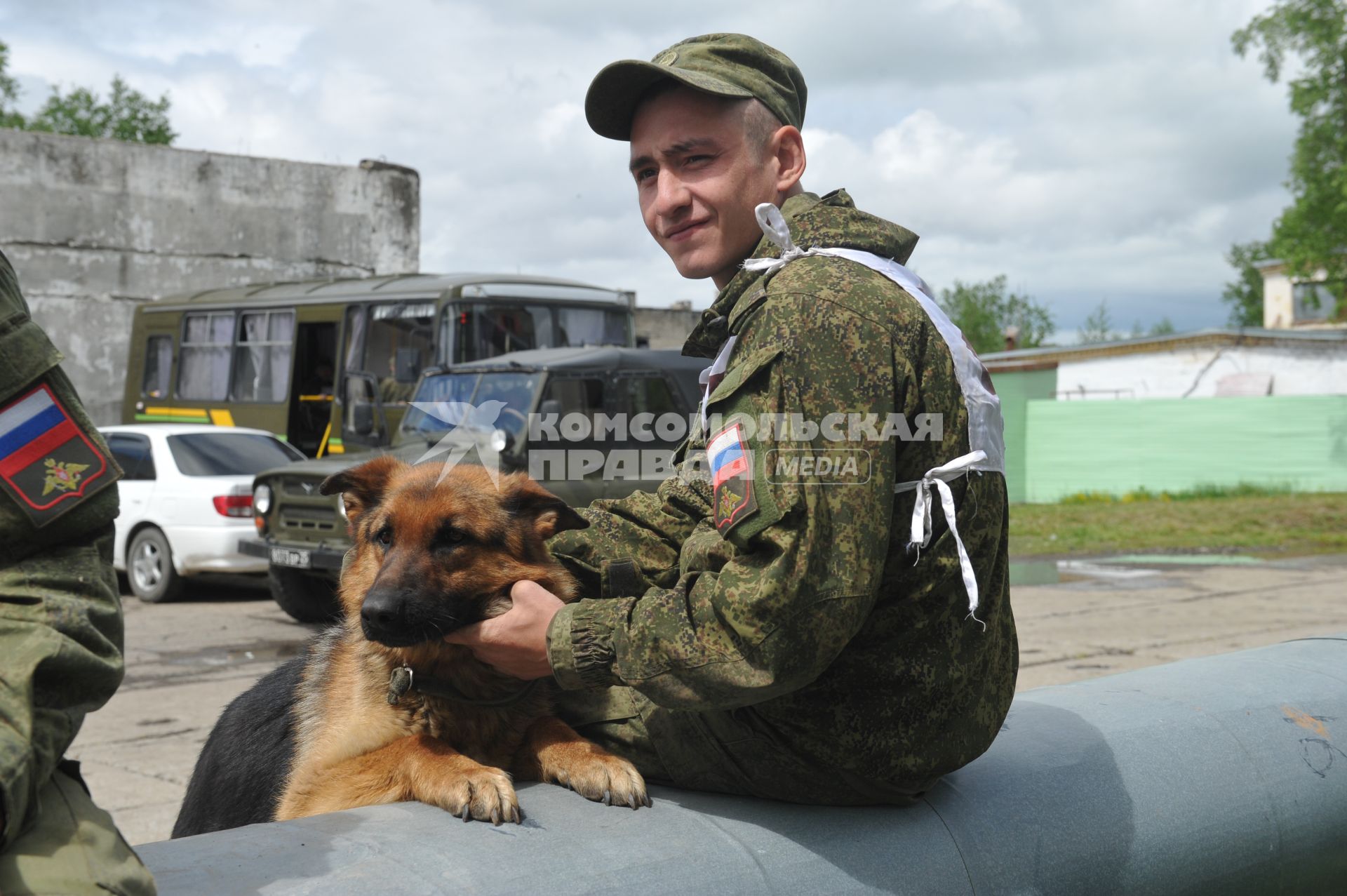 Хабаровск. Военнослужащий с собакой на полигоне во время соревнований кинологов `Верный друг` .