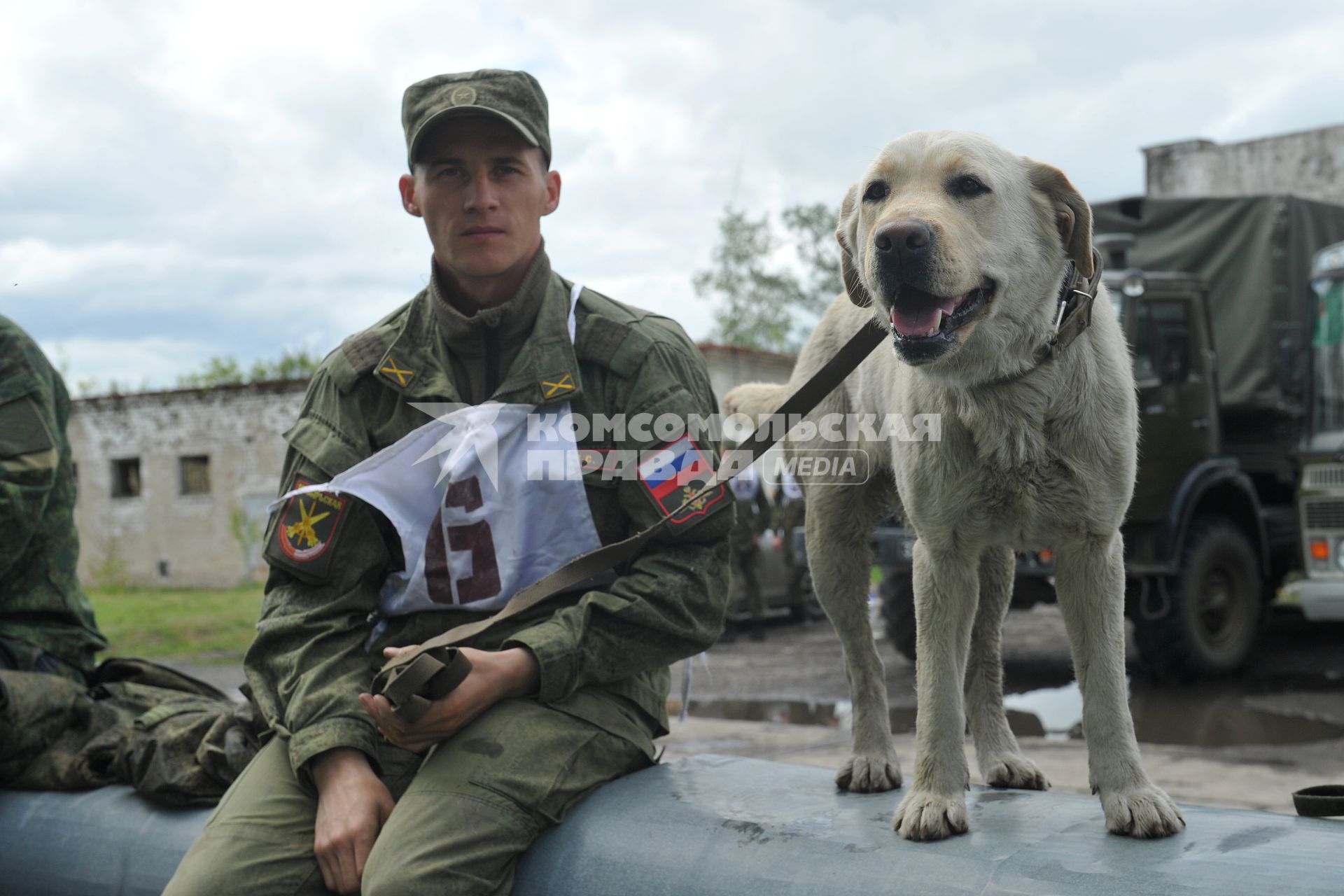 Хабаровск. Военнослужащий с собакой на полигоне во время соревнований кинологов `Верный друг` .