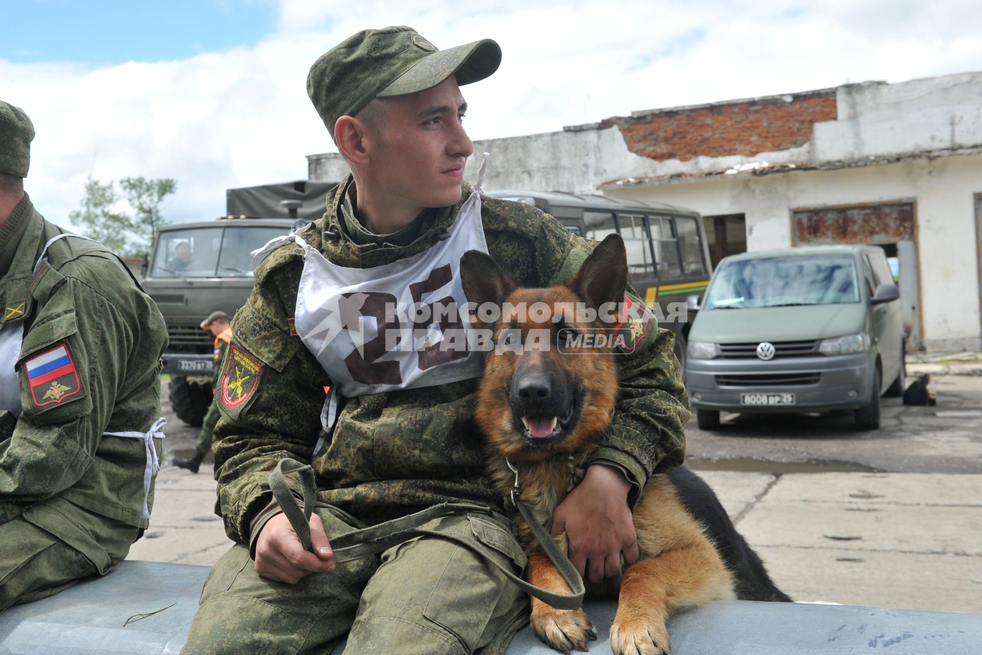Хабаровск. Военнослужащий с собакой на полигоне во время соревнований кинологов `Верный друг` .