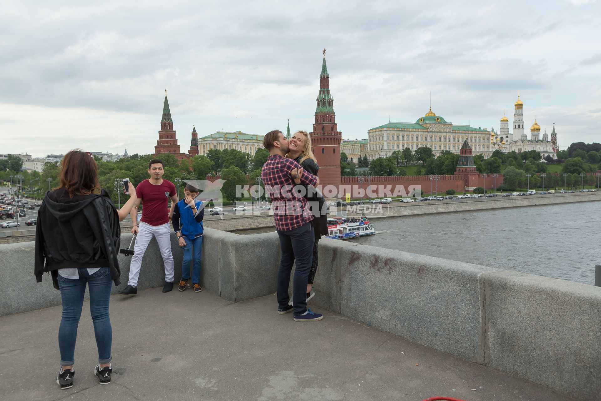 Москва.  Туристы фотографируются на Большом Каменном мосту.