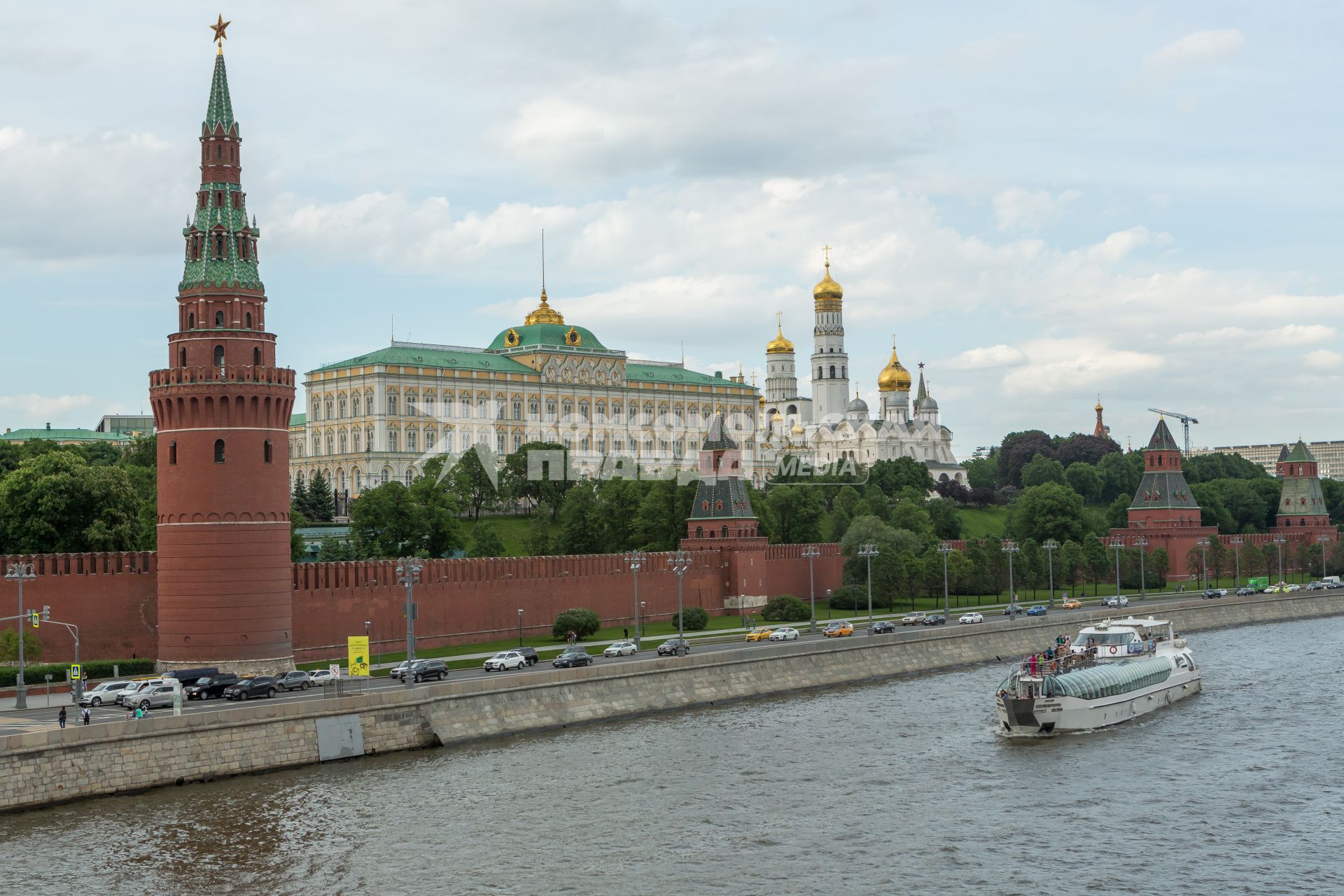 Москва. Вид на Кремль с Большого Каменного моста.