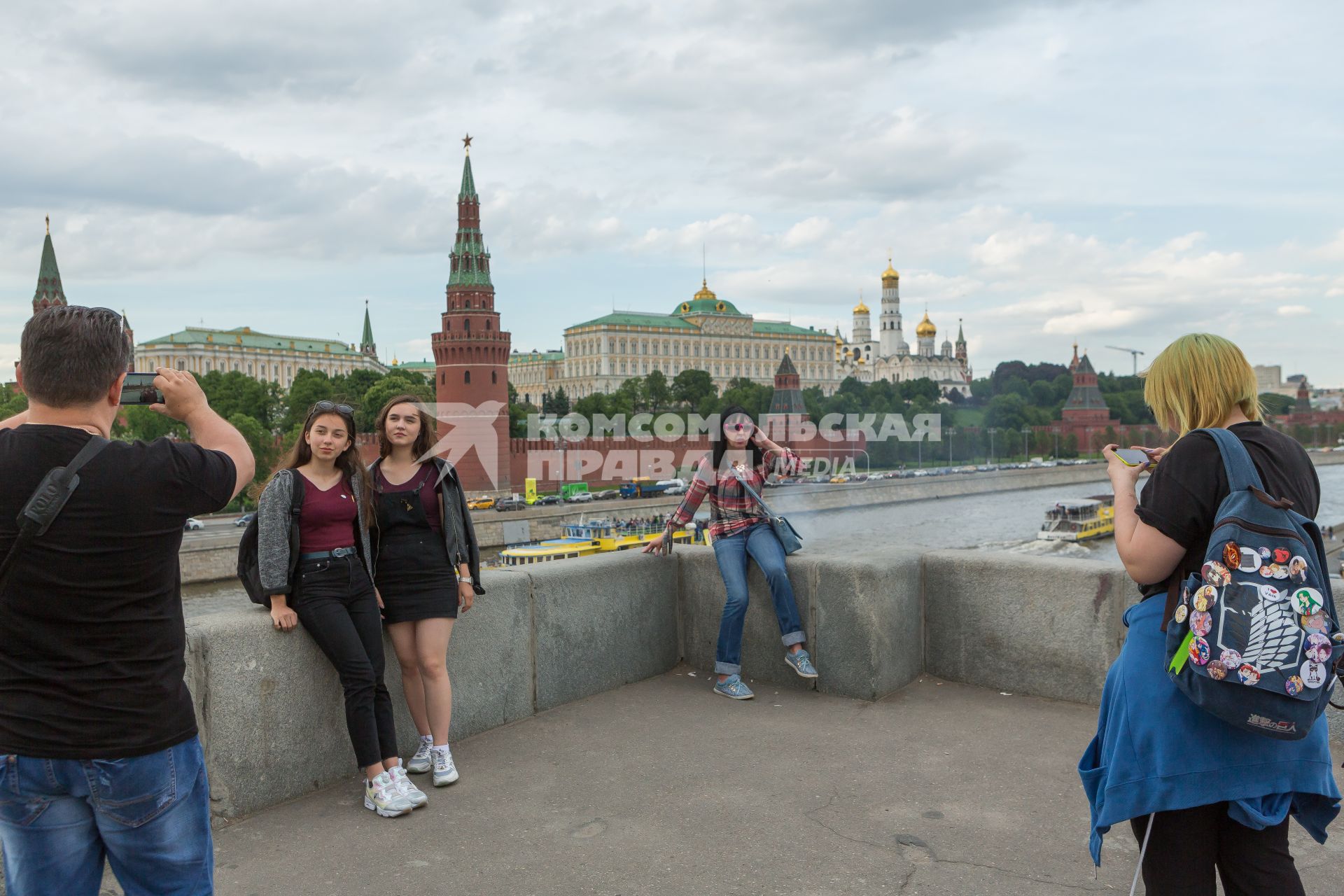 Москва.  Туристы фотографируются на Большом Каменном мосту.