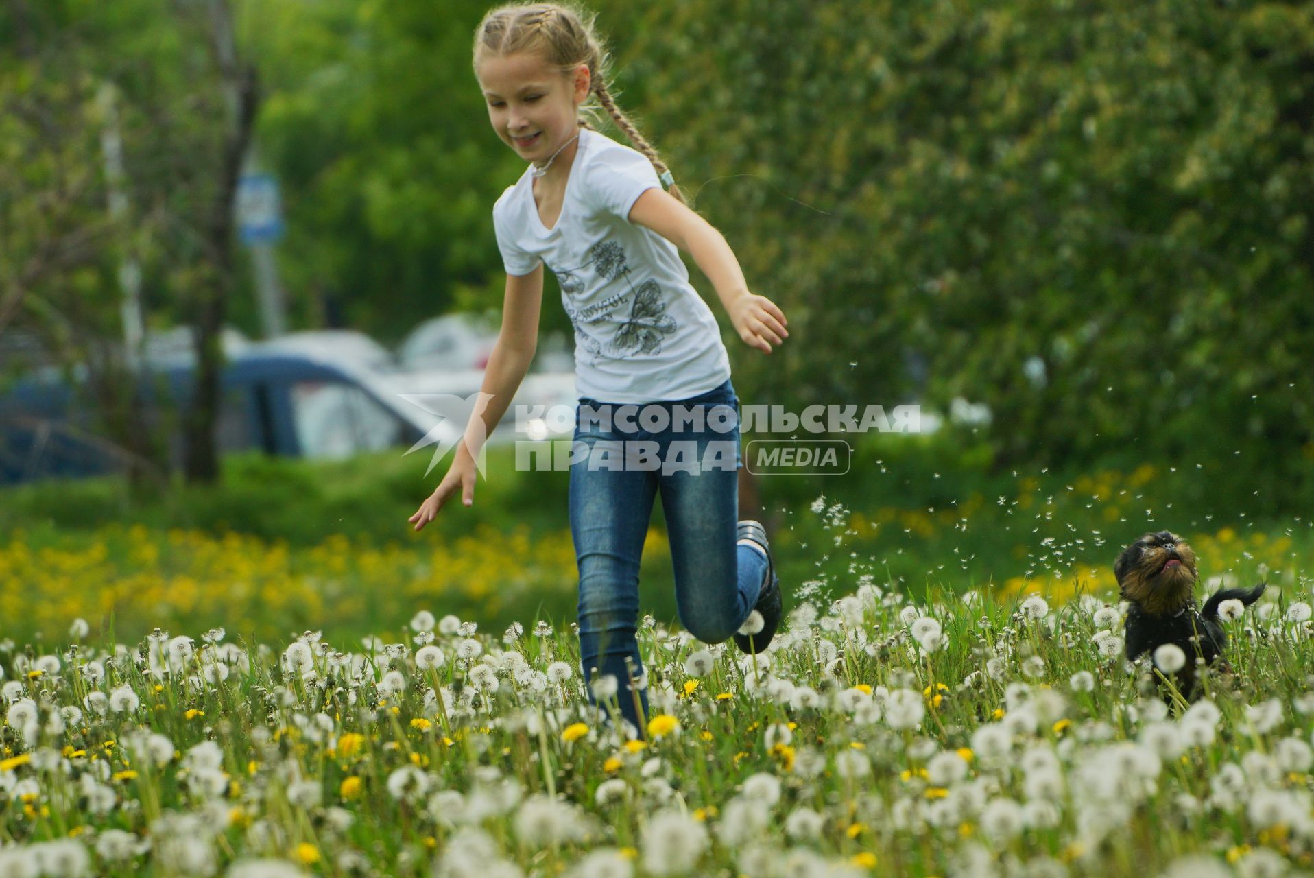 Екатеринбург. Девочка с собакой бегут по поляне