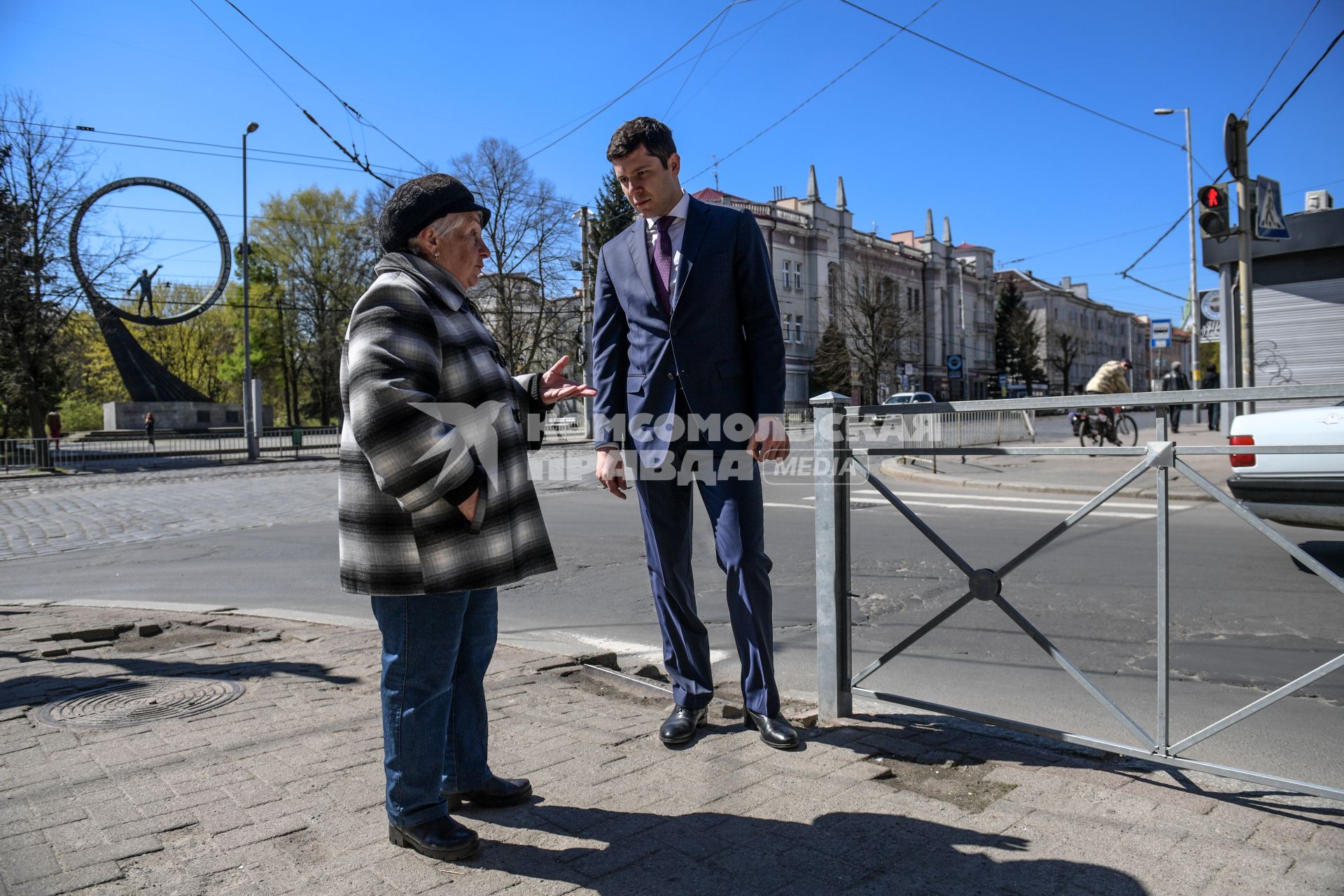 Калининград. Временно исполняющий обязанности губернатора Калининградской области Антон Алиханов  общается с местной жительницей.