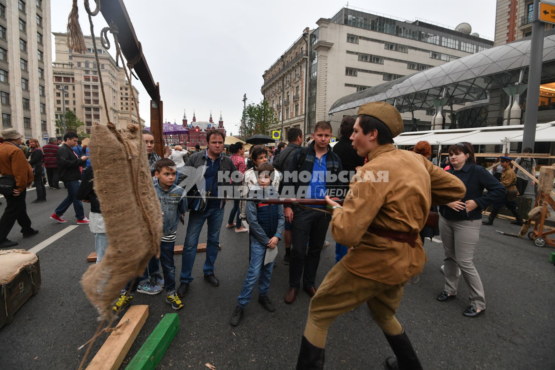 Москва. Участники театрализованной постановки`Мобилизация`, посвященной  началу Великой отечественной войны на  Тверской улице.