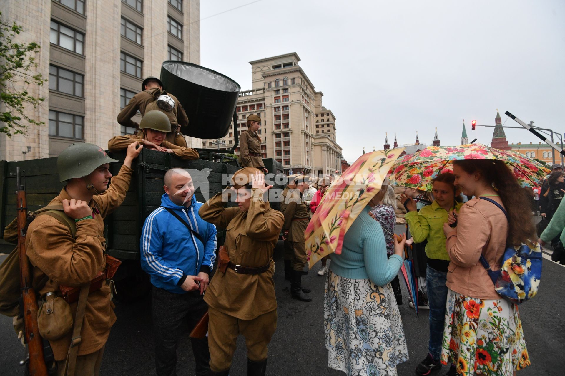 Москва. Участники театрализованной постановки`Мобилизация`, посвященной  началу Великой отечественной войны на  Тверской улице.