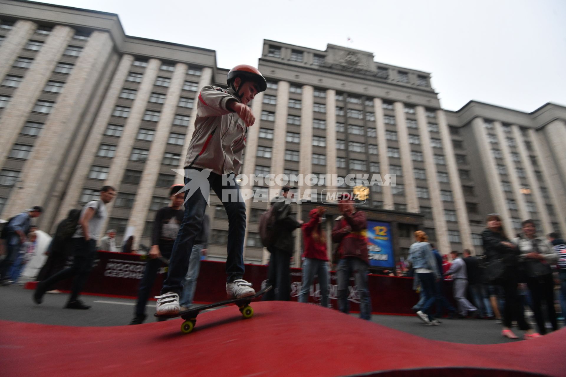 Москва.  Мальчик катается на скейтборде  в Театральном проезде  .