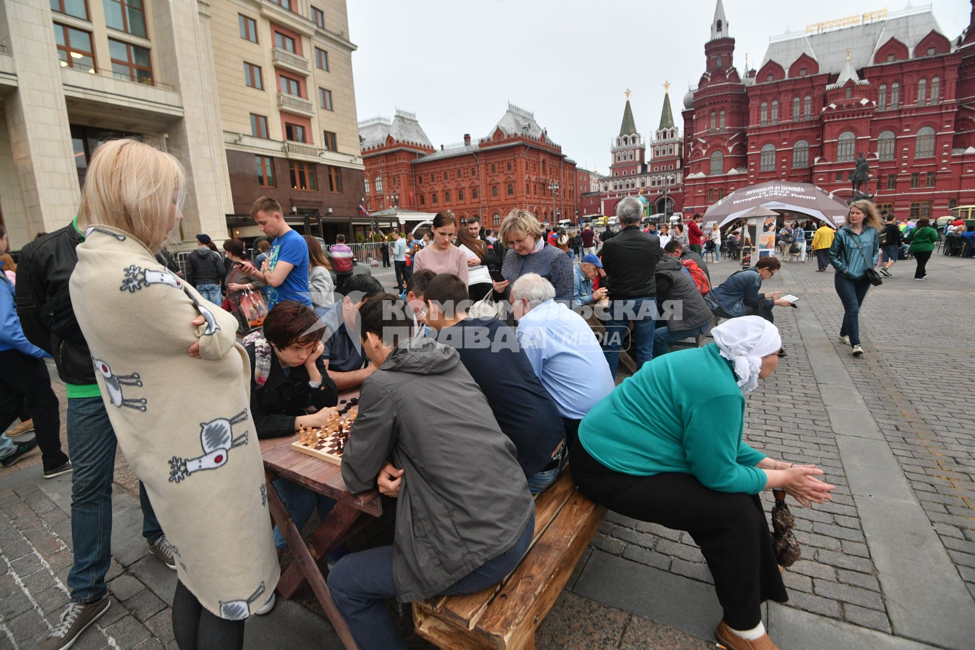 Москва. Отдыхающие играют в шахматы на  Манежной площади, где проходит фестиваль`Времена и эпохи`.