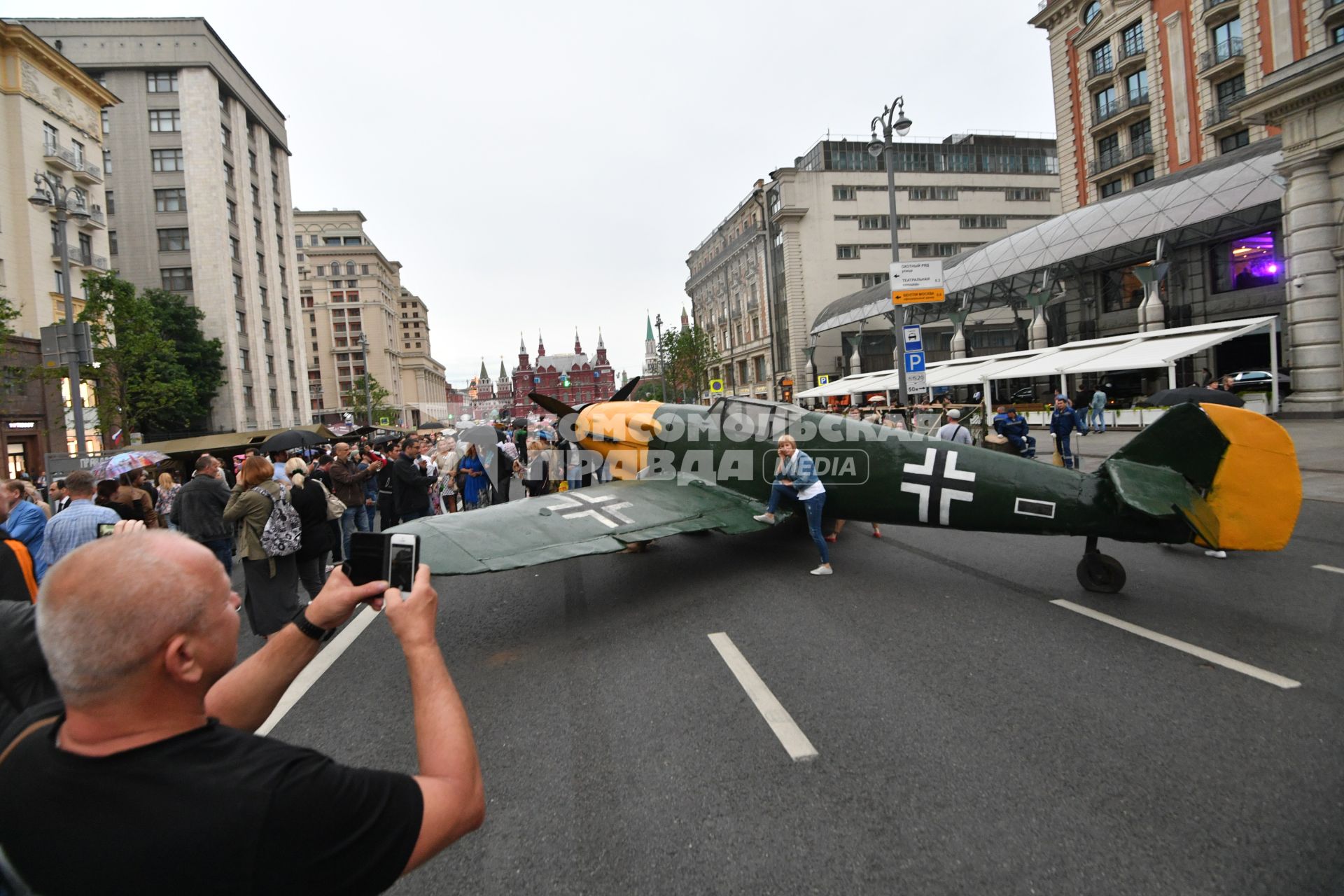 Москва. Участники театрализованной постановки`Мобилизация`, посвященной  началу Великой отечественной войны на  Тверской улице.