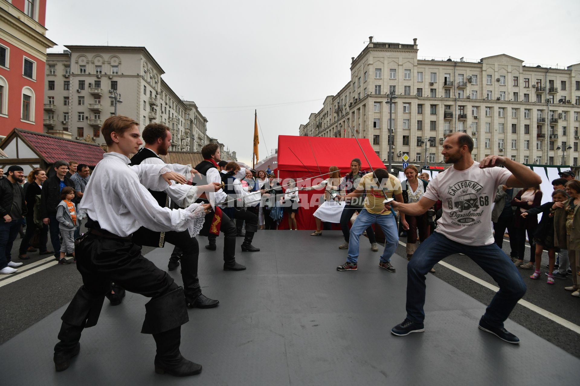 Москва. Участники и посетители фестиваля `Времена и эпохи `на Тверской улице.