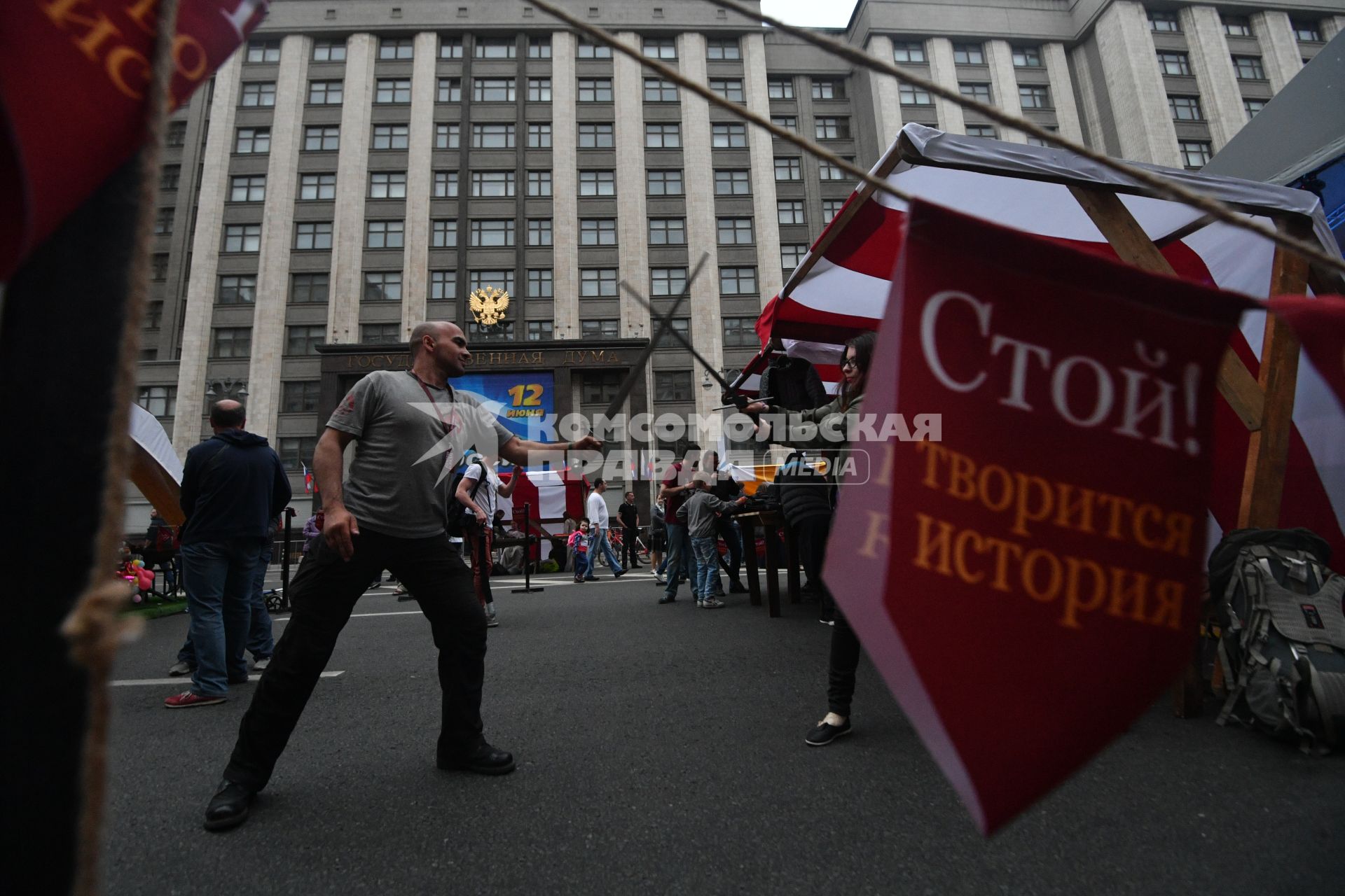 Москва. Участники и посетители фестиваля `Времена и эпохи `  у здания Государственной Думы  в Театральном проезде.