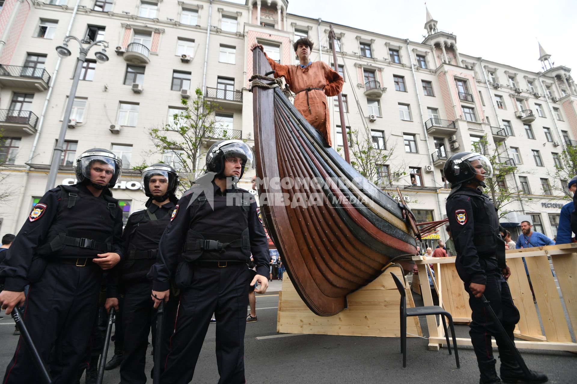 Москва. Полицейские во время несанкционированной акции на Тверской улице, где проходит фестиваль `Времена  и эпохи`.