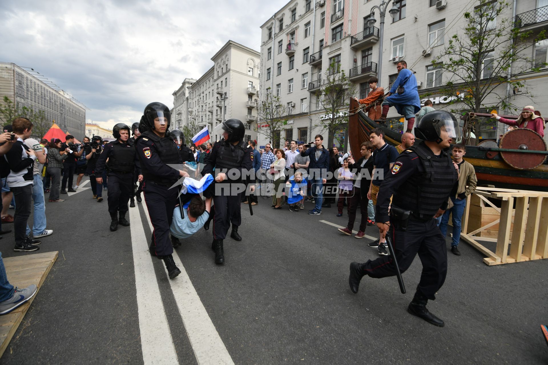 Москва. Полицейские  проводят задержания митингующих во время несанкционированной акции на Тверской улице, где проходит фестиваль `Времена  и эпохи`.