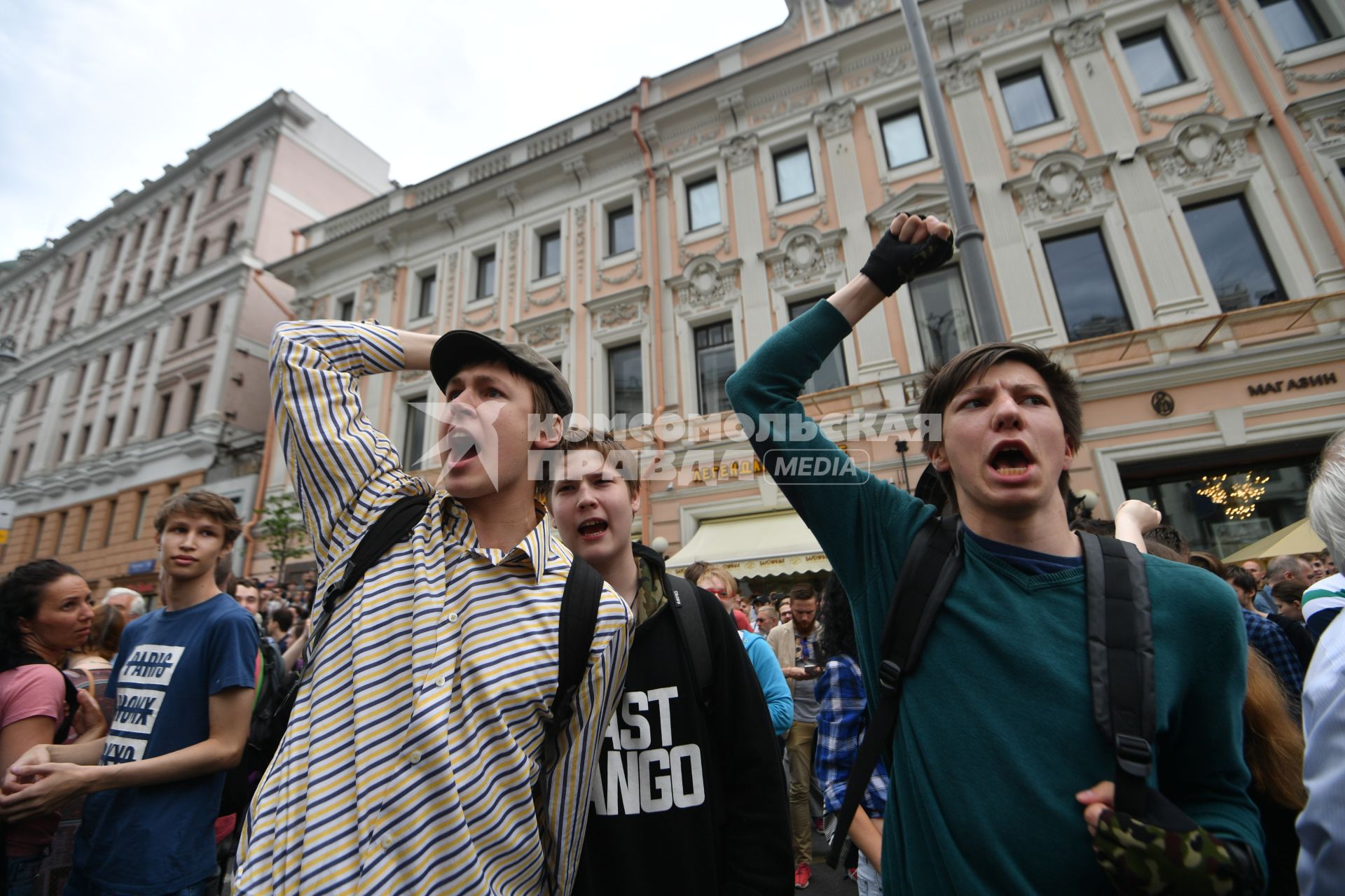 Москва. Молодые люди во время несанкционированной акции на Тверской улице.