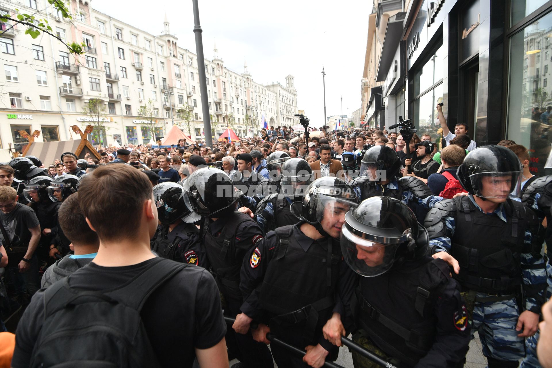 Москва. Полицейские во время несанкционированной акции на Тверской улице, где проходит фестиваль `Времена  и эпохи`.