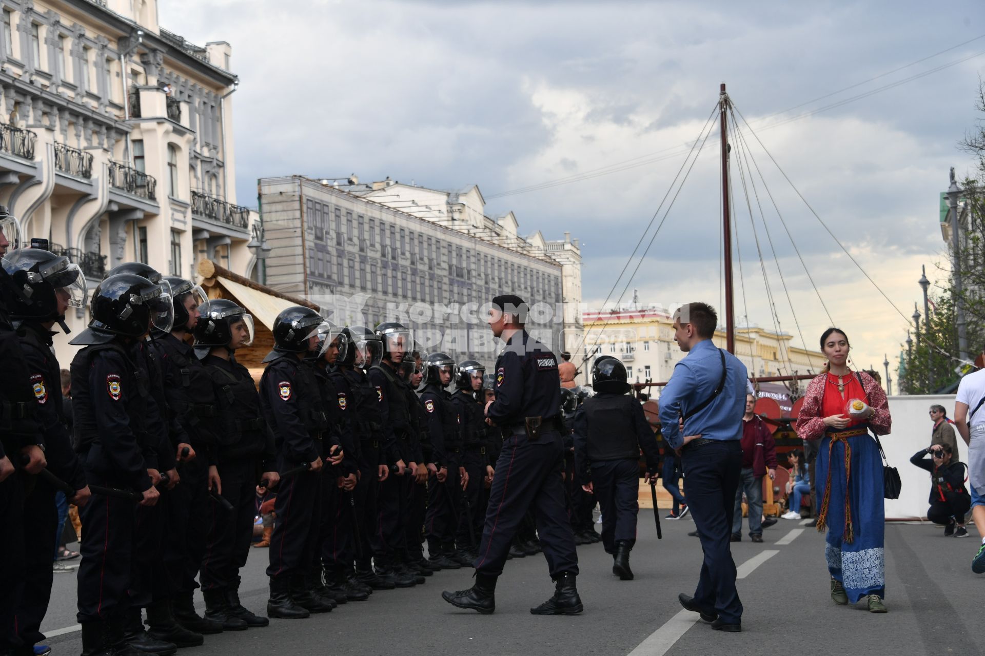 Москва. Полицейские во время несанкционированной акции на Тверской улице, где проходит фестиваль `Времена  и эпохи`.