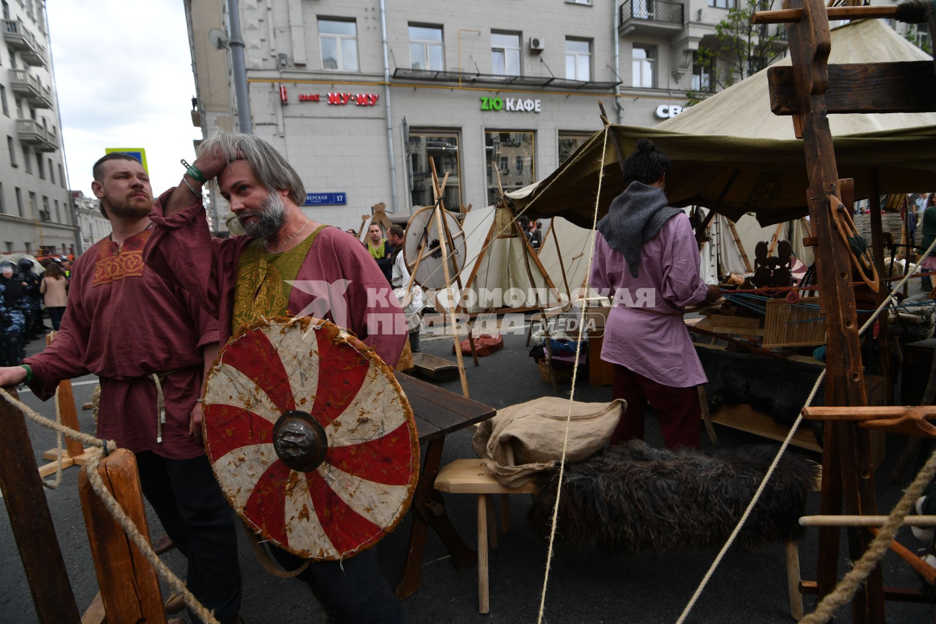 Москва. Участники фестиваля `Времена  и эпохи` на Тверской улице..