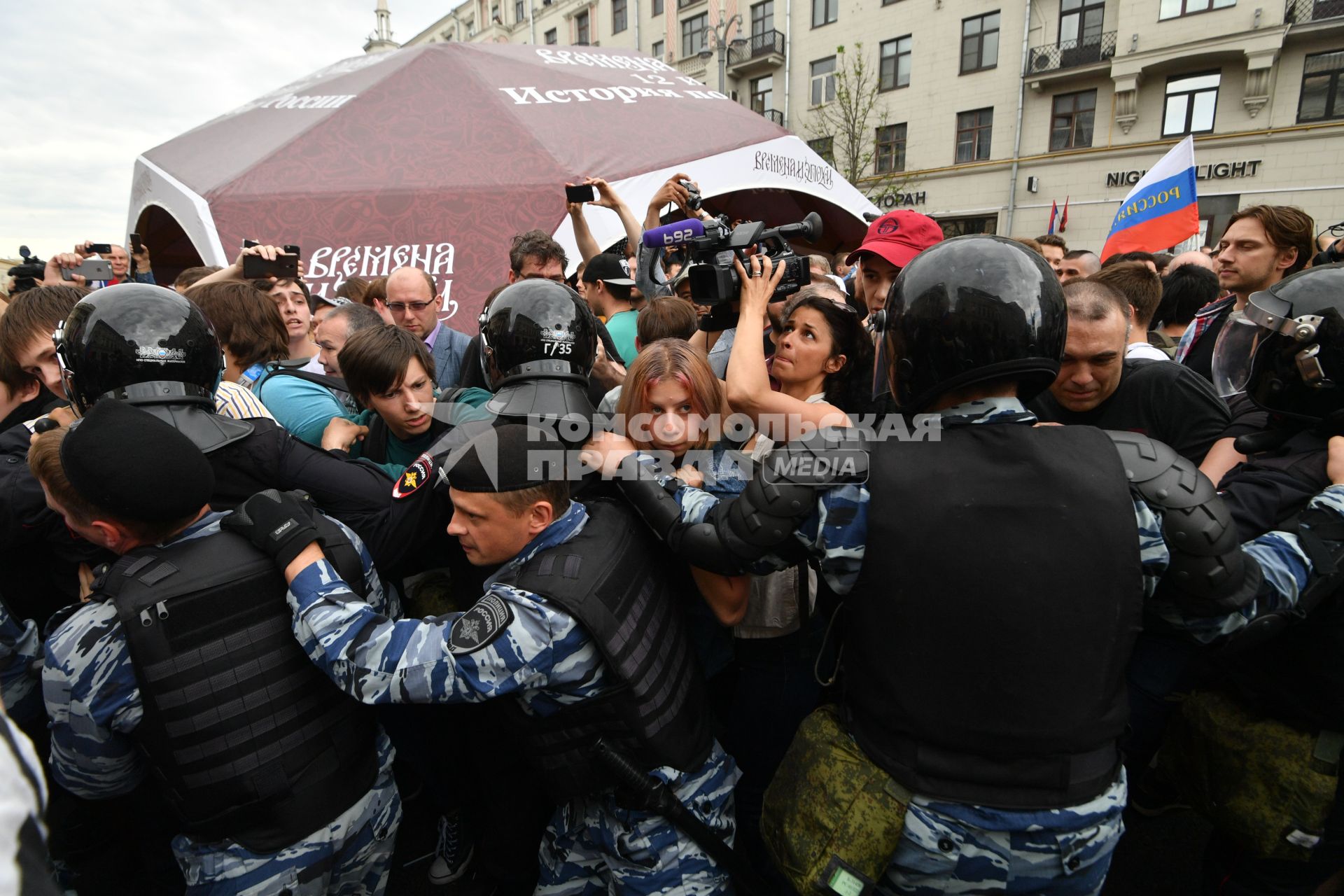 Москва. Митингующие  во время несанкционированной акции на Тверской улице.