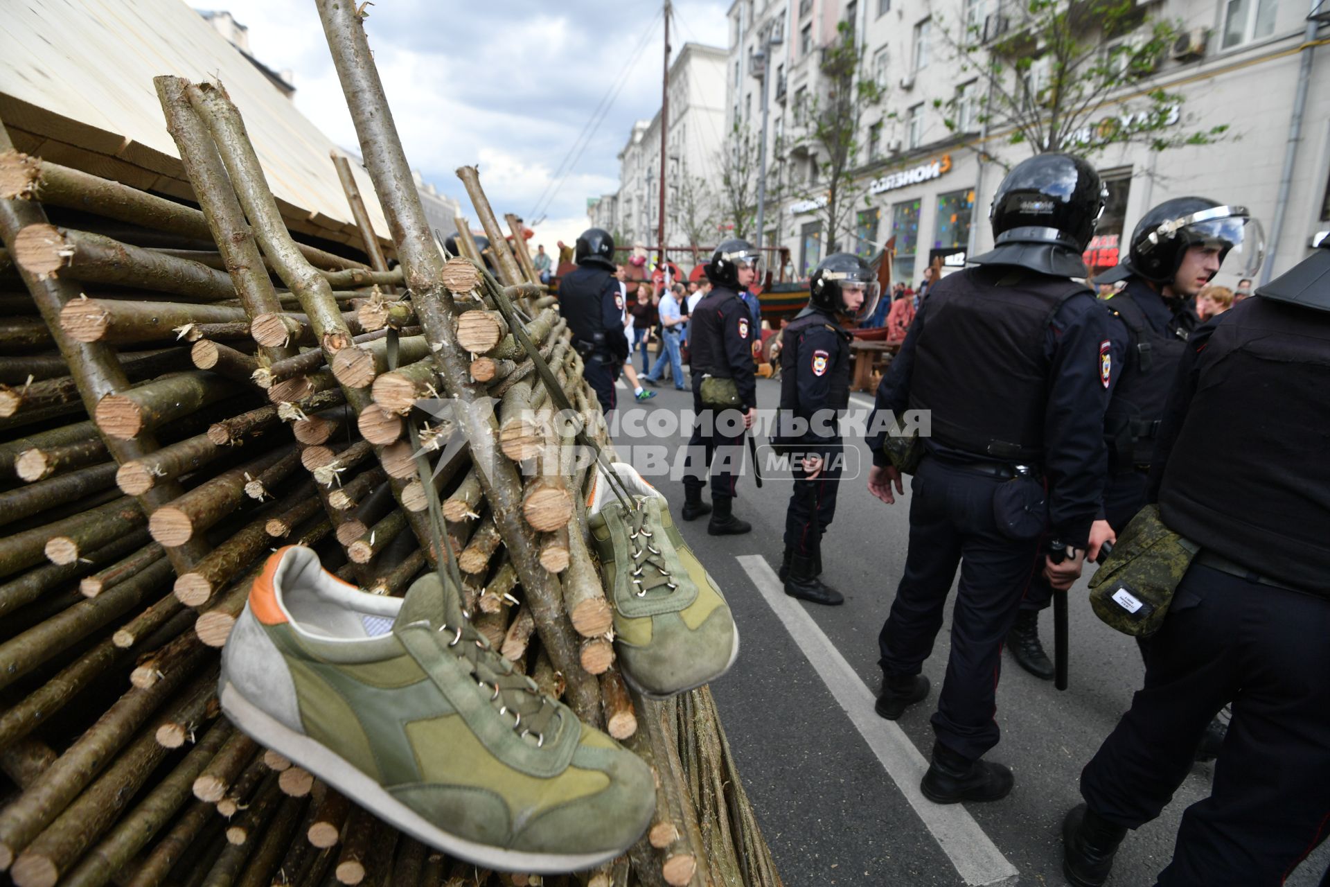 Москва. Полицейские во время несанкционированной акции на Тверской улице, где проходит фестиваль `Времена  и эпохи`.