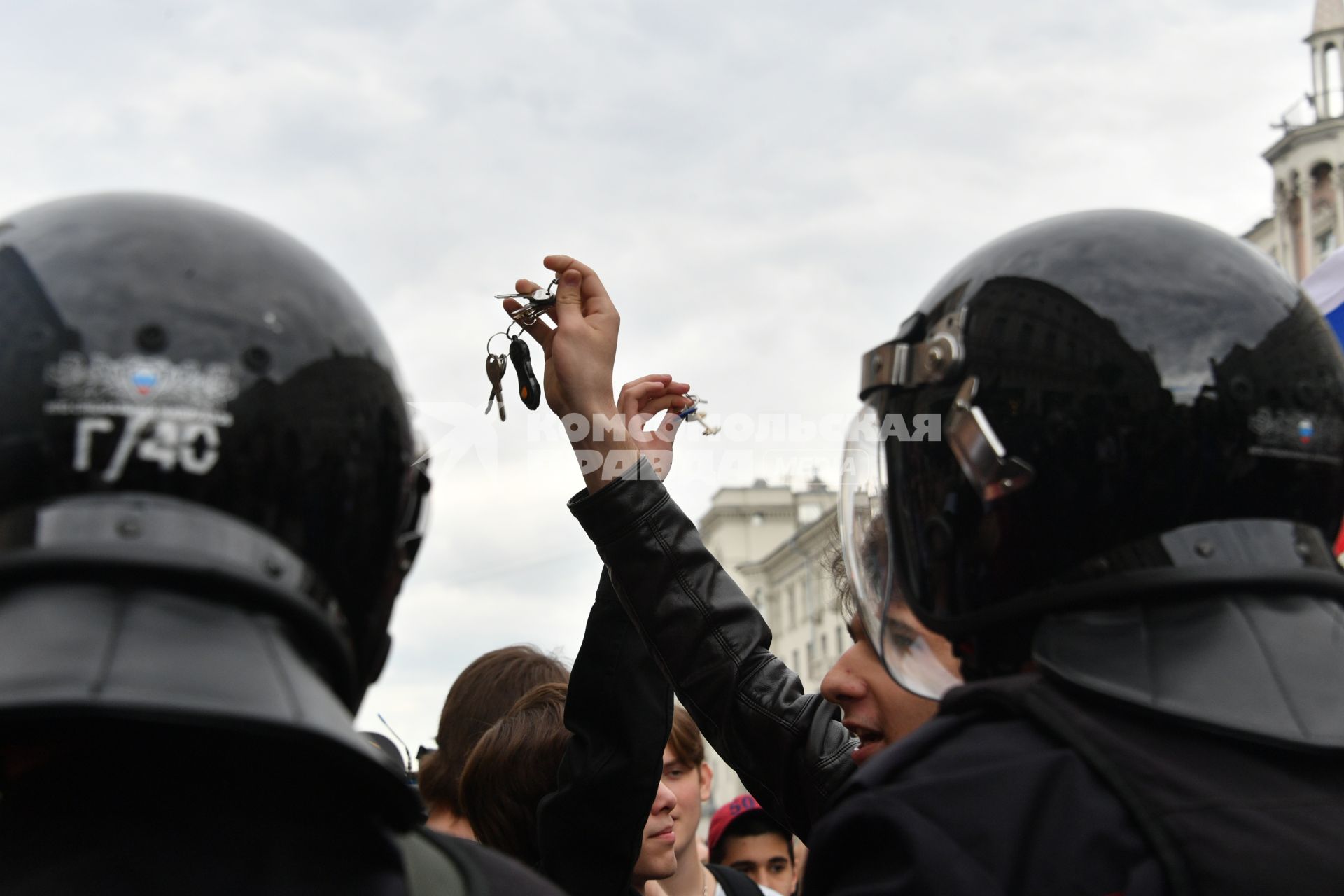 Москва. Митингующие  во время несанкционированной акции на Тверской улице.