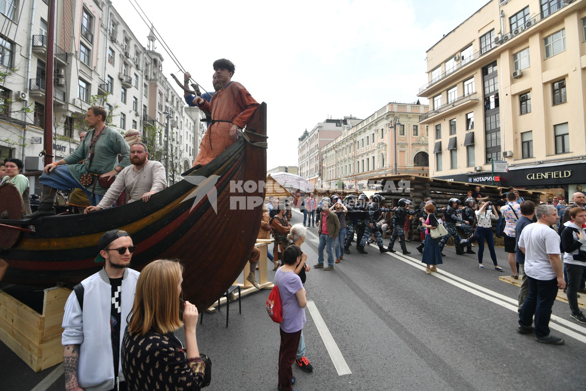 Москва. Полицейские во время несанкционированной акции на Тверской улице, где проходит фестиваль `Времена  и эпохи`.