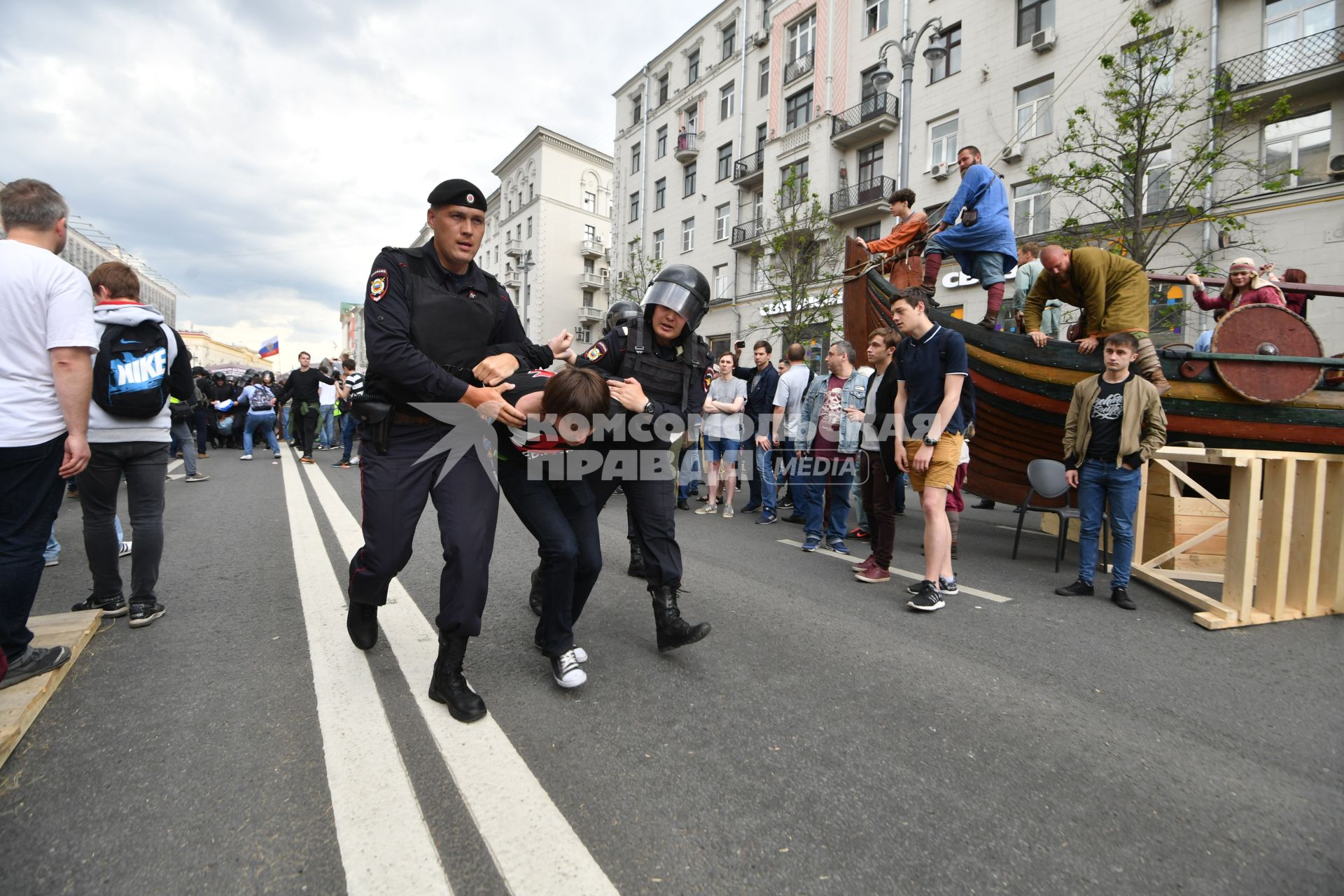 Москва. Полицейские  проводят задержания митингующих во время несанкционированной акции на Тверской улице, где проходит фестиваль `Времена  и эпохи`.