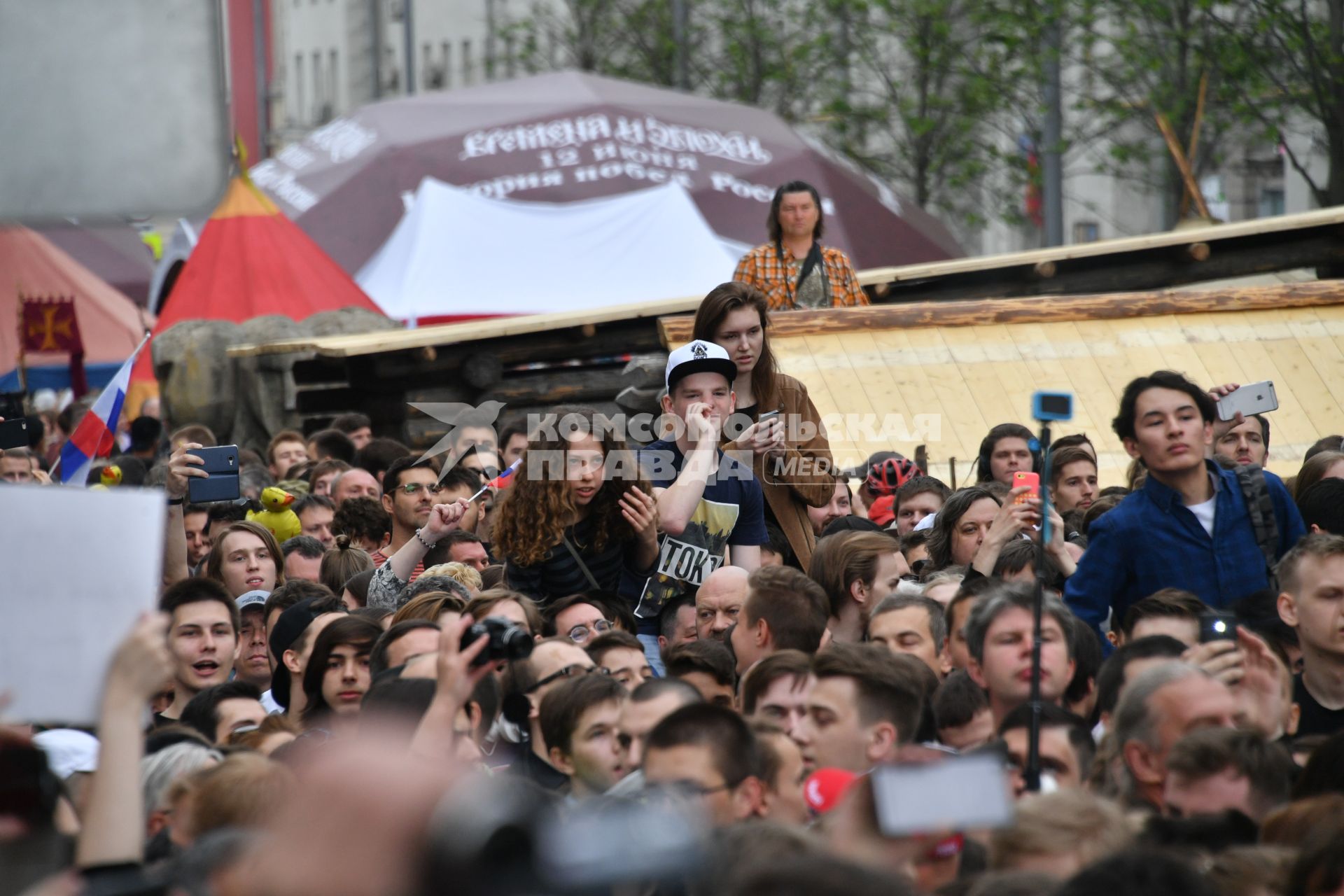 Москва. Митингующие  во время несанкционированной акции на Тверской улице.