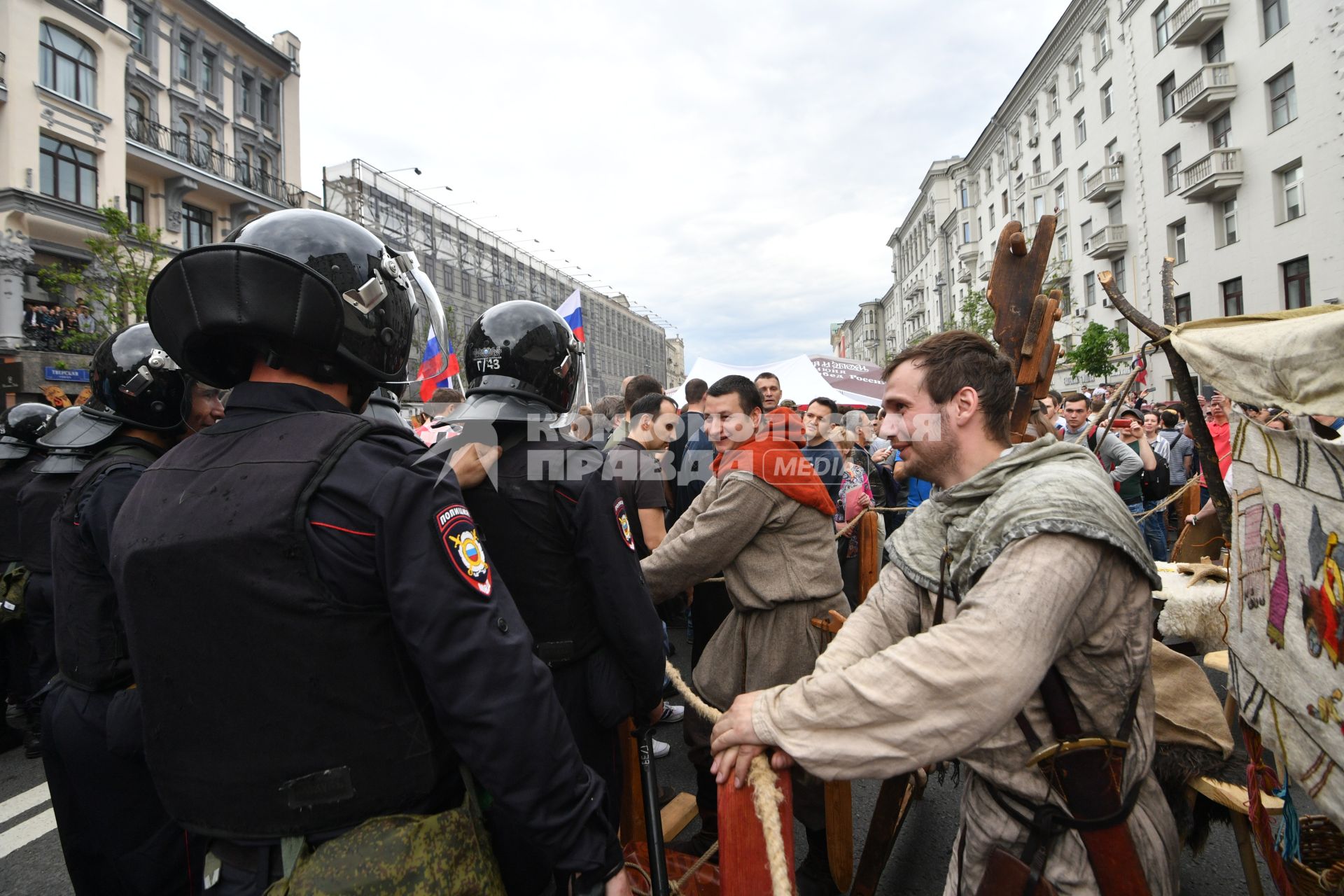 Москва. Полицейские во время несанкционированной акции на Тверской улице, где проходит фестиваль `Времена  и эпохи`.