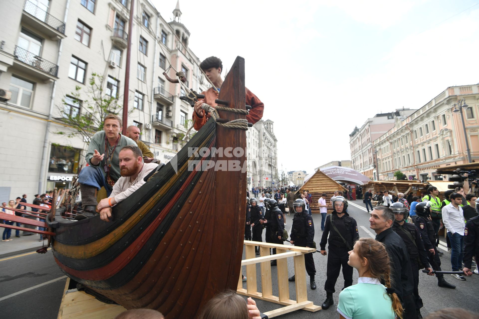 Москва. Полицейские во время несанкционированной акции на Тверской улице, где проходит фестиваль `Времена  и эпохи`.