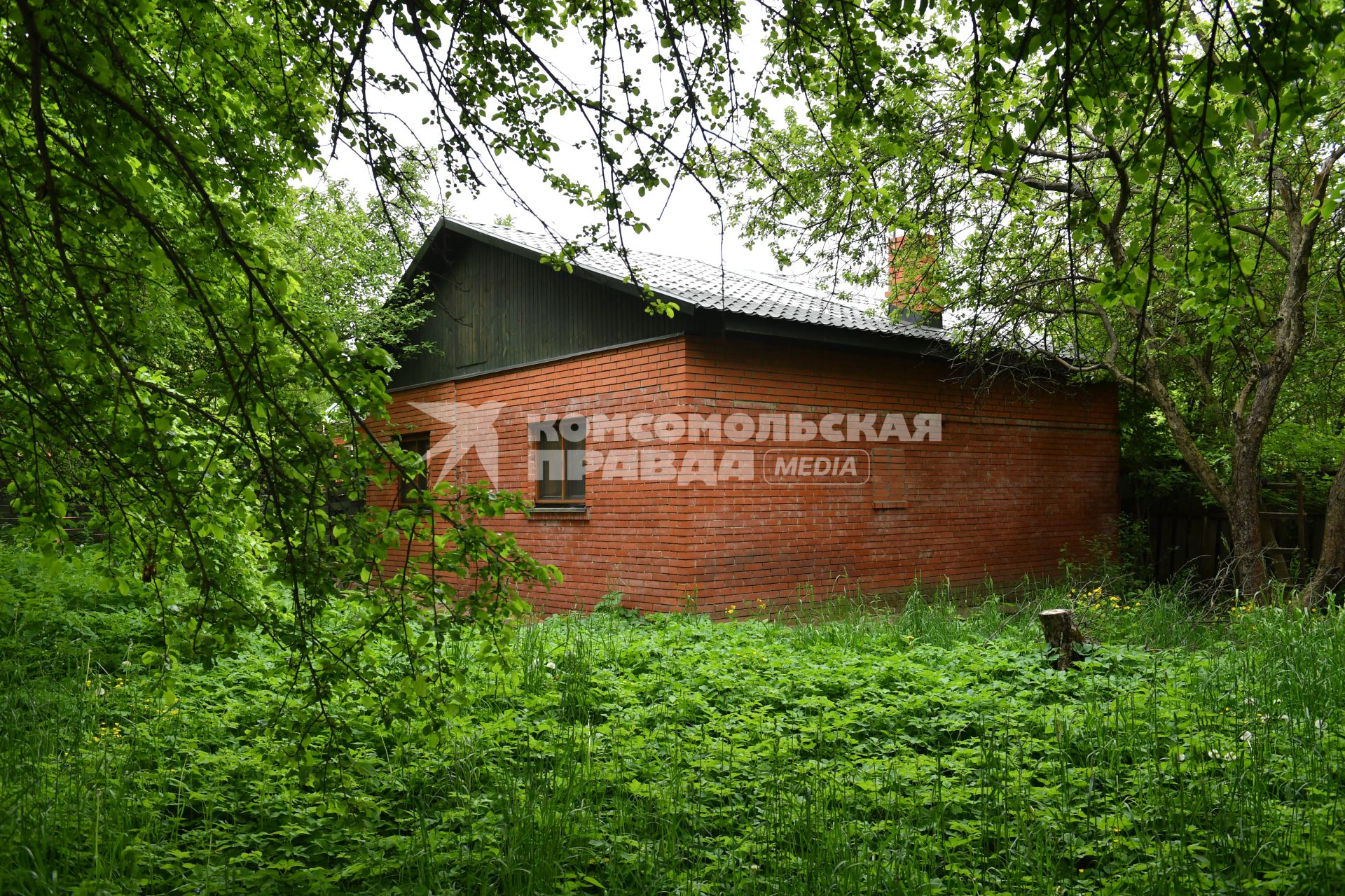 Московская обл. Переделкино. Каменная банька соседа , на незаконно захваченной  им части участка Алексея Баталова.