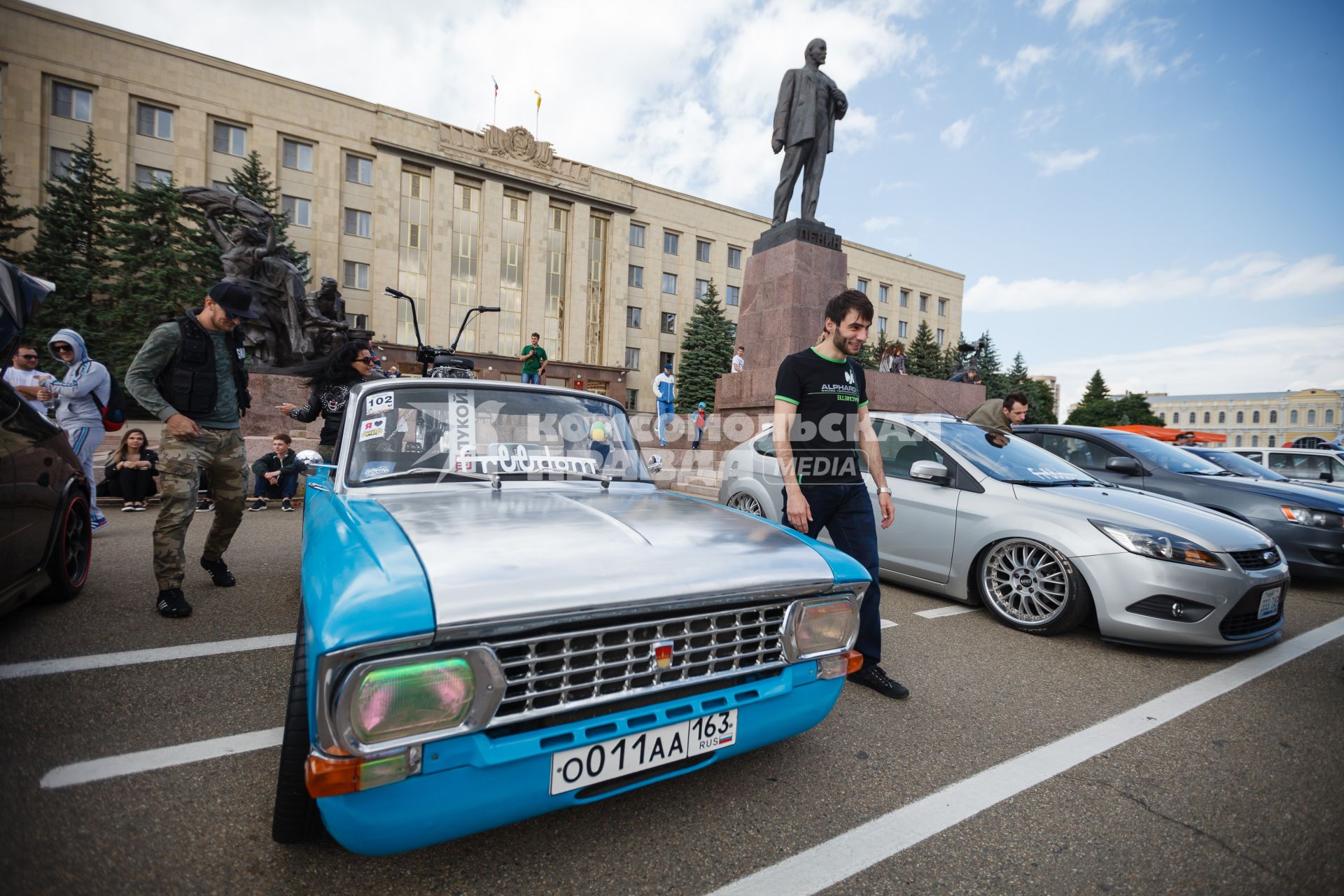 Ставрополь. Автомобиль `Москвич-427` (слева) на фестивале `Парковка` на площади Ленина.