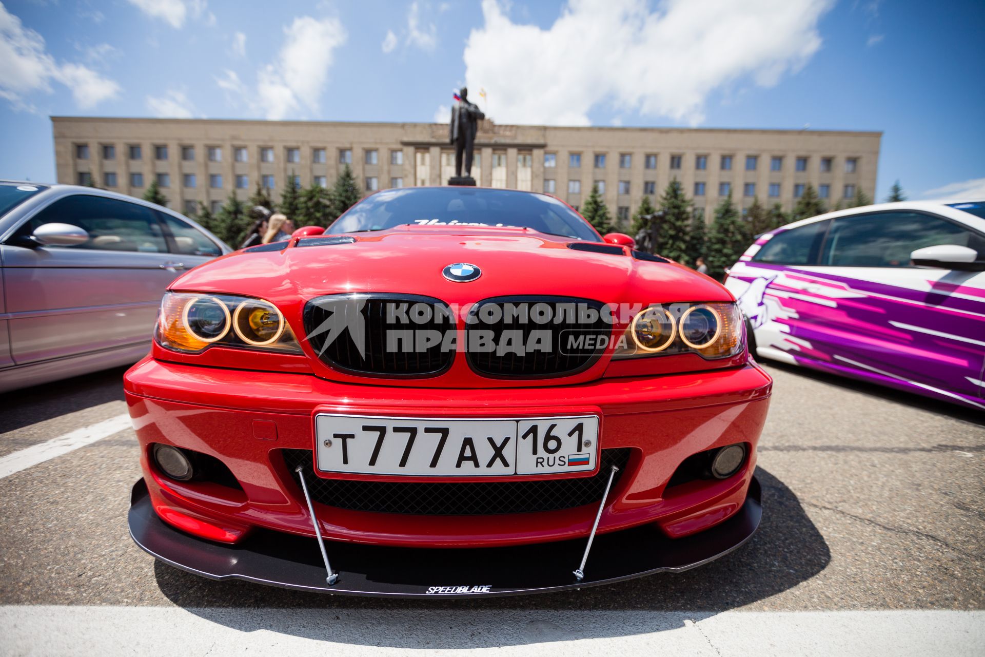 Ставрополь. Автомобиль  BMW на фестивале `Парковка` на площади Ленина.