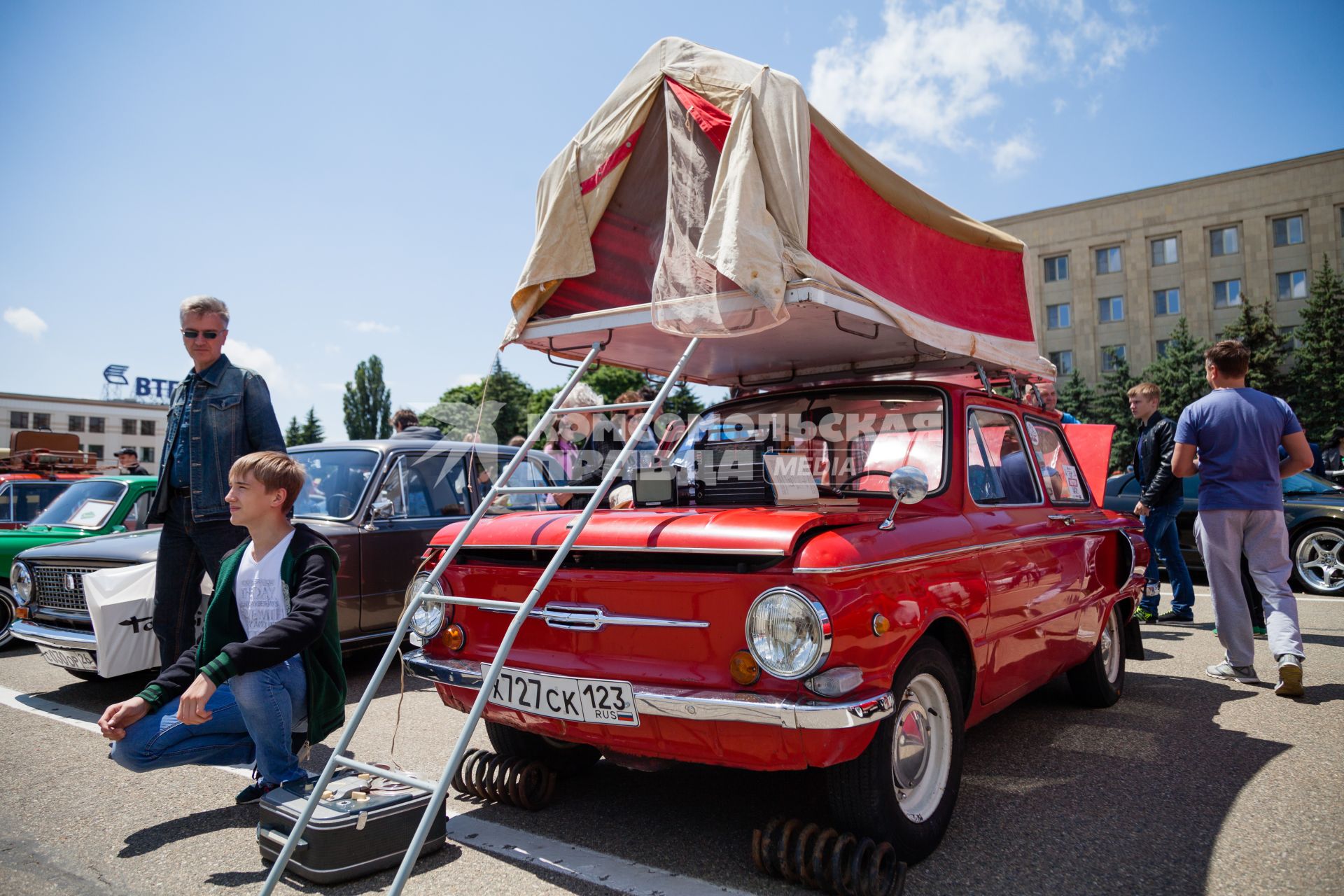 Ставрополь. Автомобиль ЗАЗ-968 на фестивале `Парковка` на площади Ленина.