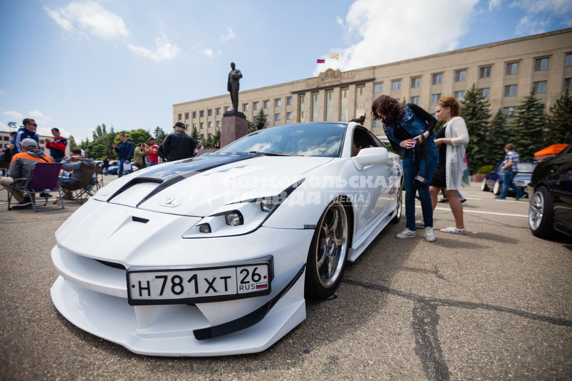 Ставрополь. Девушки рассматривают спортивный автомобиль на фестивале `Парковка` на площади Ленина.